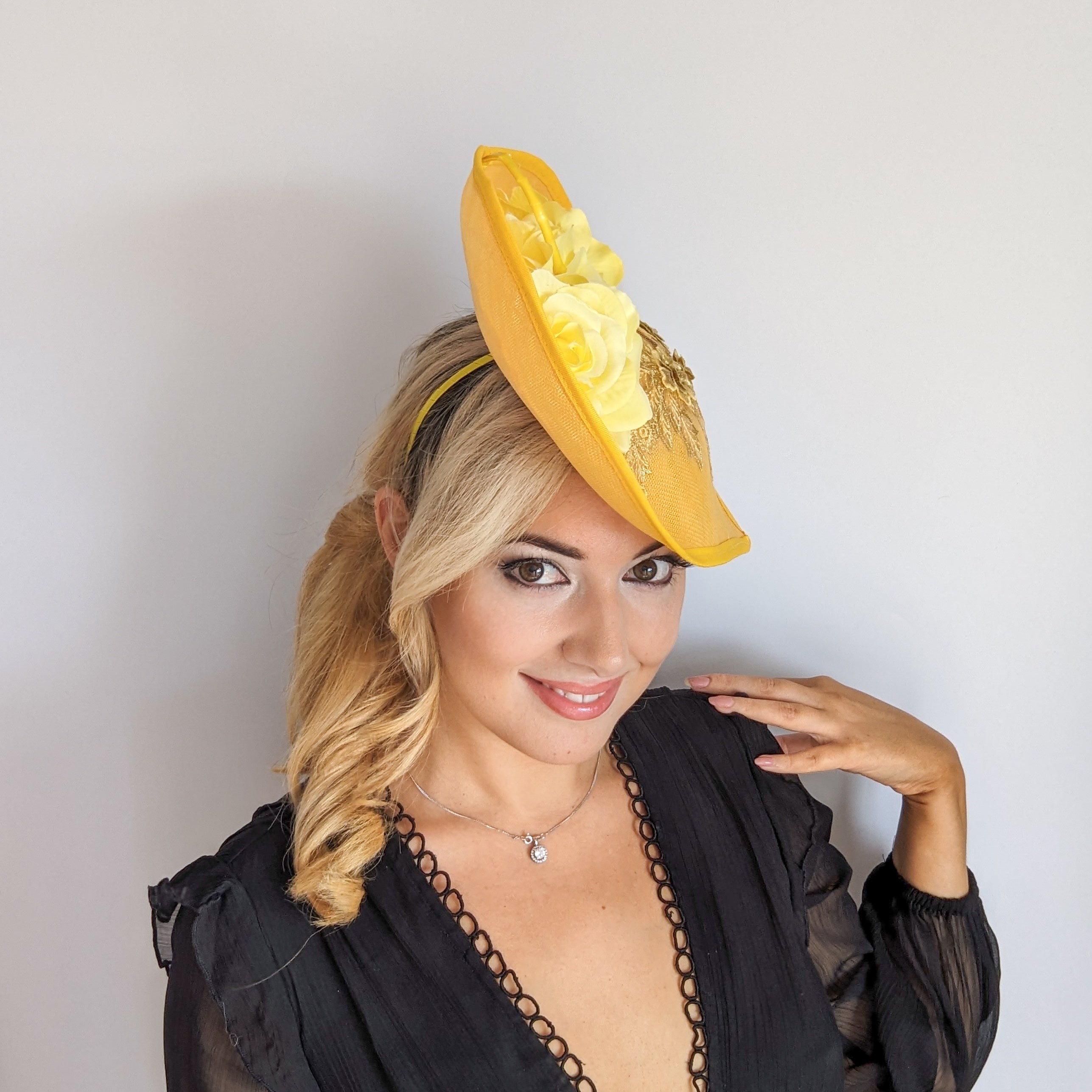 Cappello fascinator fiore rosa a goccia grande giallo Cappello fascinator fiore rosa a goccia grande giallo