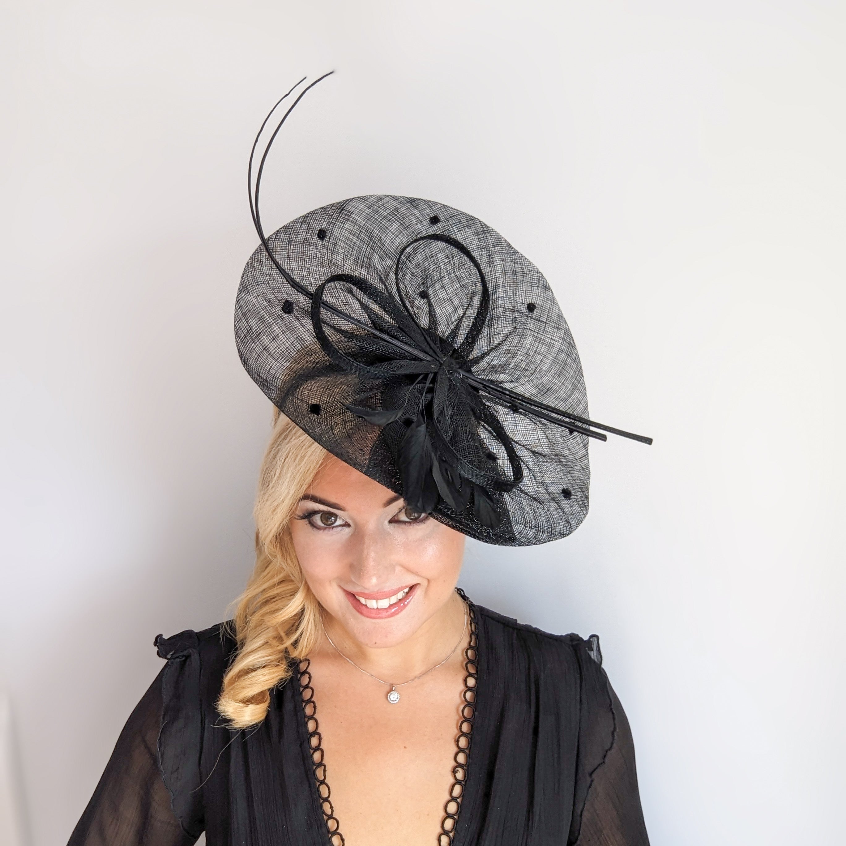 Cappello fascinator a disco a pois con piume grandi nere Cappello fascinator a disco a pois con piume grandi nere