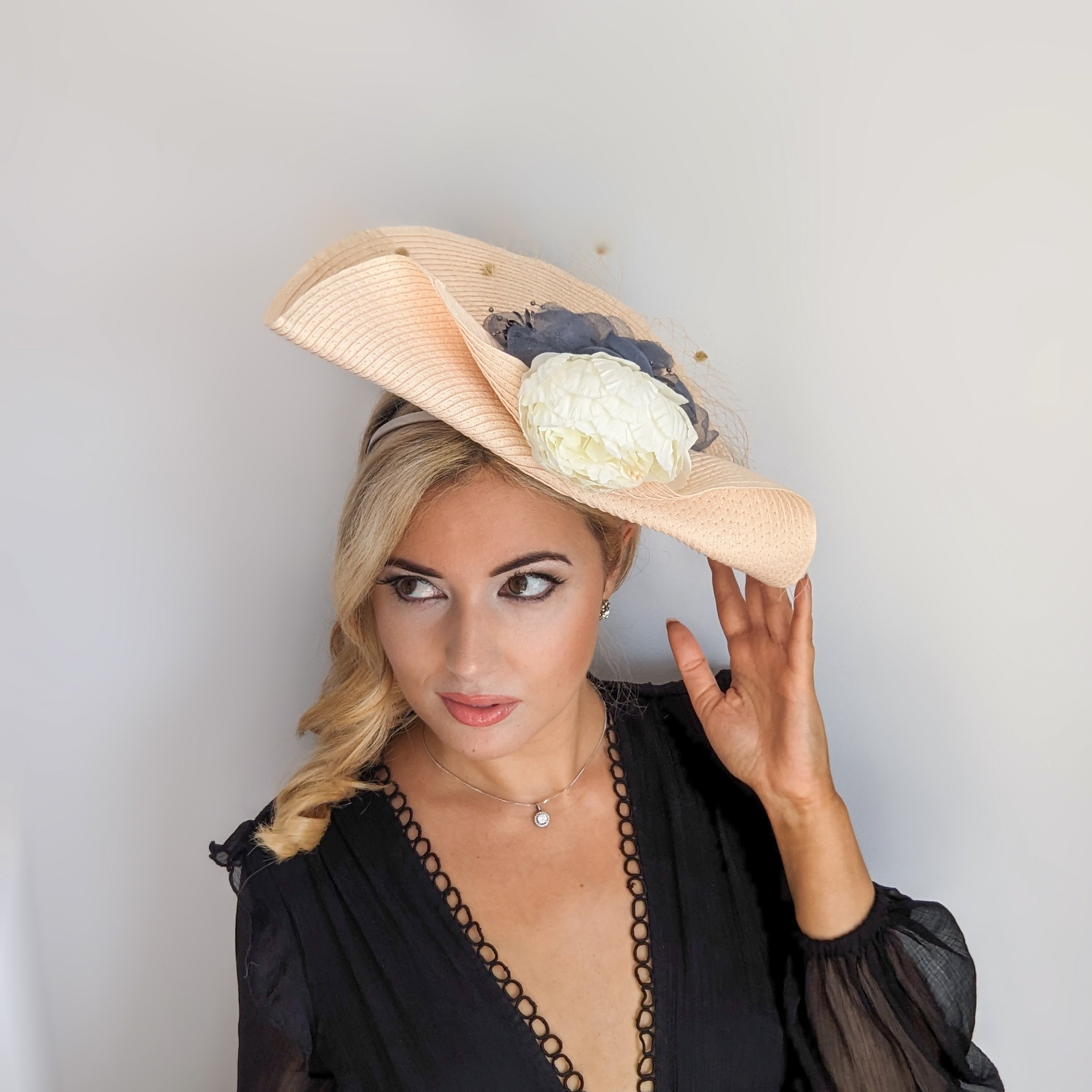 Cappello a fascinator di grandi fiori di paglia intrecciata color pesca pallido Cappello a fascinator di grandi fiori di paglia intrecciata color pesca pallido