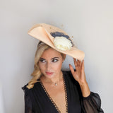 Cappello a fascinator di grandi fiori di paglia intrecciata color pesca pallido Cappello a fascinator di grandi fiori di paglia intrecciata color pesca pallido