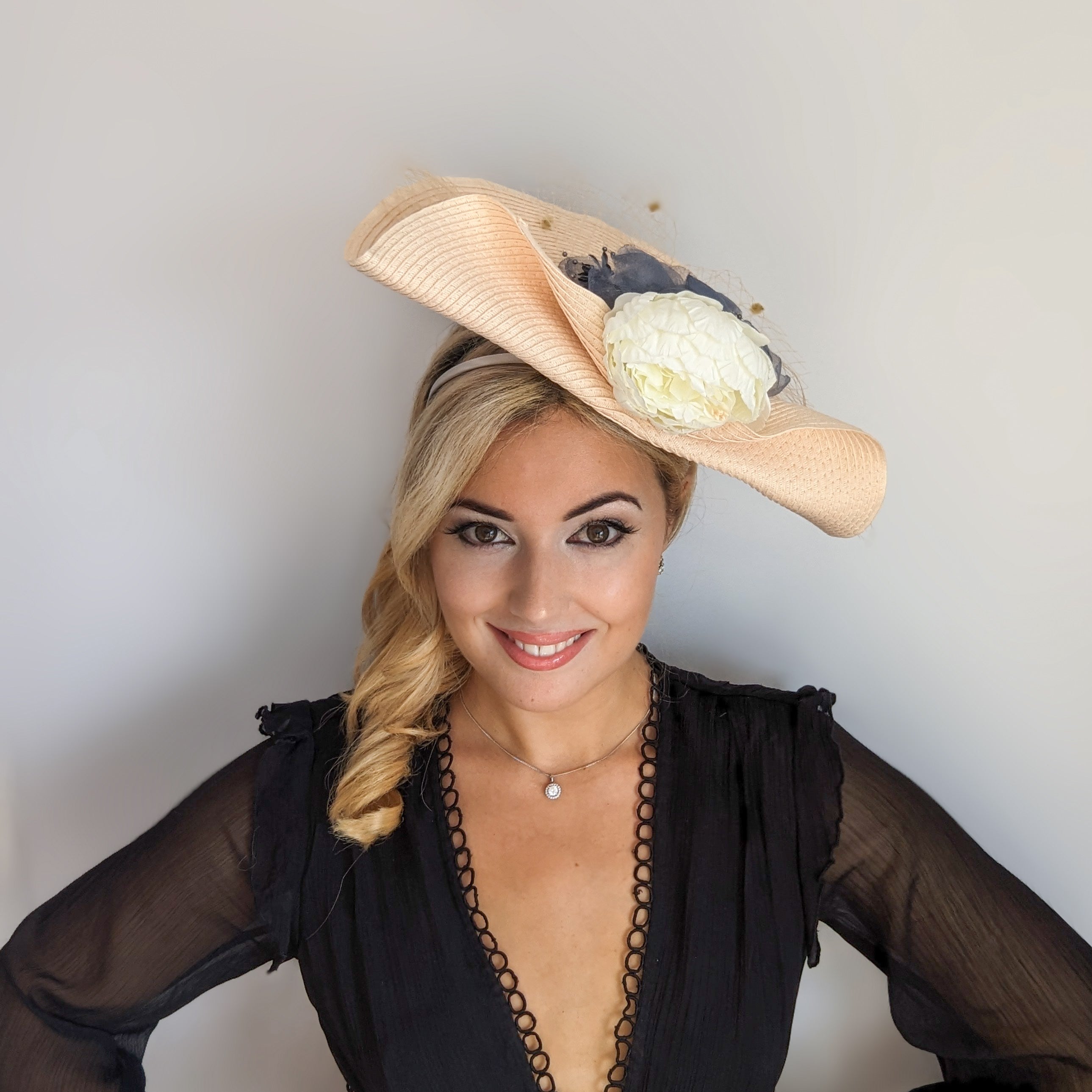 Cappello a fascinator di grandi fiori di paglia intrecciata color pesca pallido Cappello a fascinator di grandi fiori di paglia intrecciata color pesca pallido