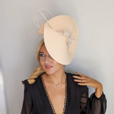 Cappello a fascinator di grandi fiori di paglia intrecciata color pesca pallido Cappello a fascinator di grandi fiori di paglia intrecciata color pesca pallido