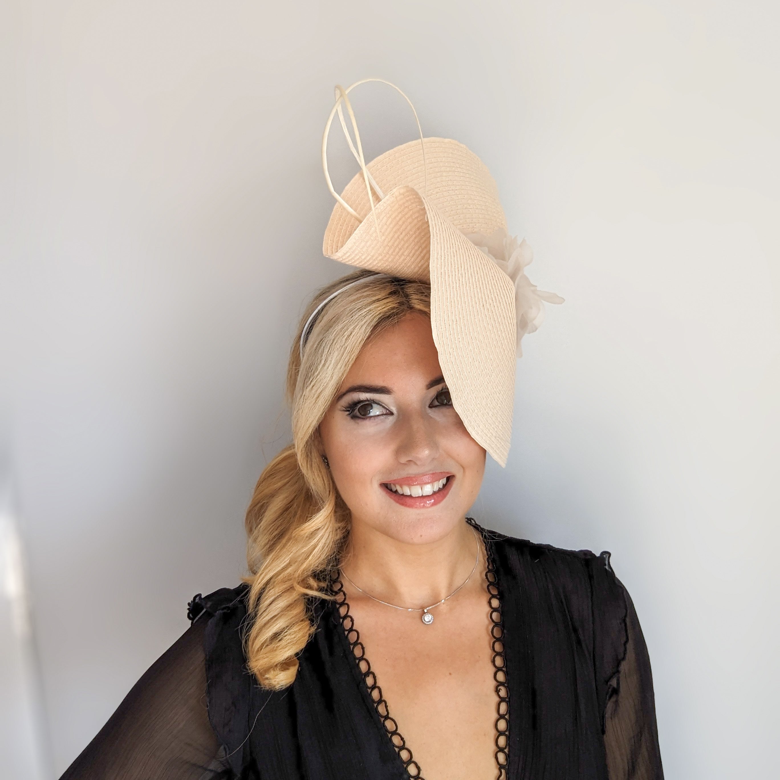 Cappello a fascinator di grandi fiori di paglia intrecciata color pesca pallido Cappello a fascinator di grandi fiori di paglia intrecciata color pesca pallido