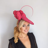 Cappello bianco con fascinator a disco con piattino a fiori grandi Cappello bianco con fascinator a disco con piattino a fiori grandi