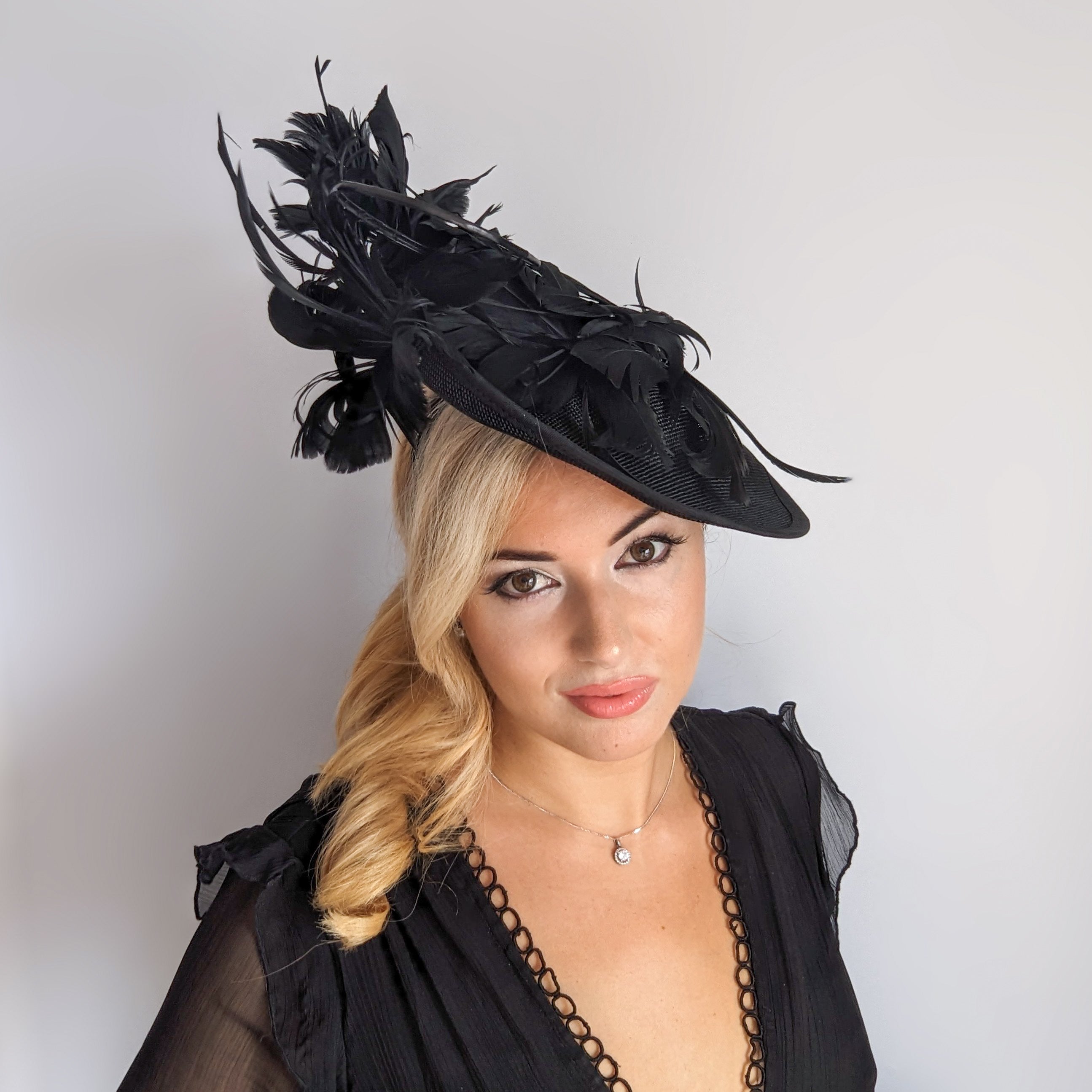 Cappello fascinator disco piatto grande in piuma grigia Cappello fascinator disco piatto grande in piuma grigia