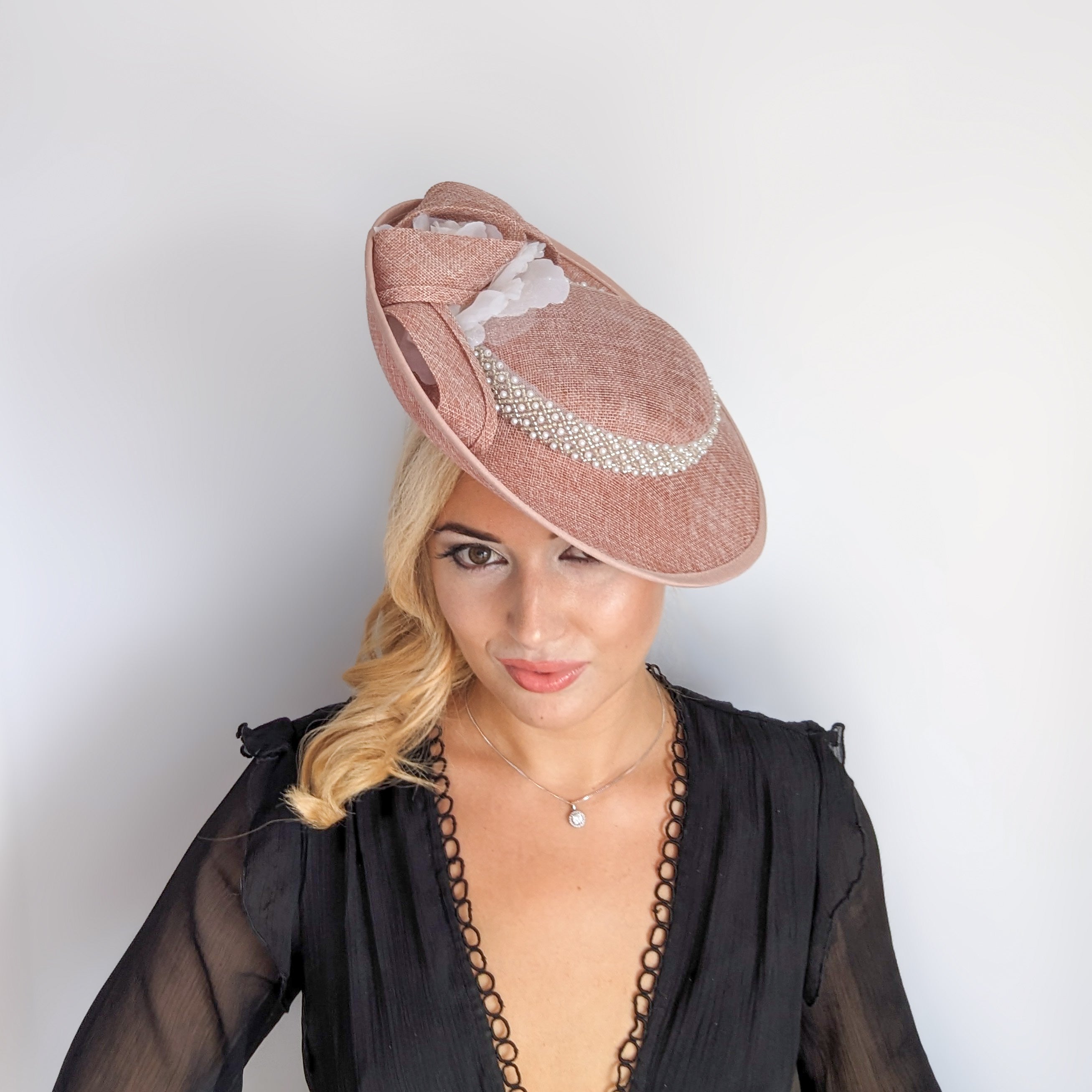 Cappello fascinator disco con piattino grande rosa cipria Cappello fascinator disco con piattino grande rosa cipria