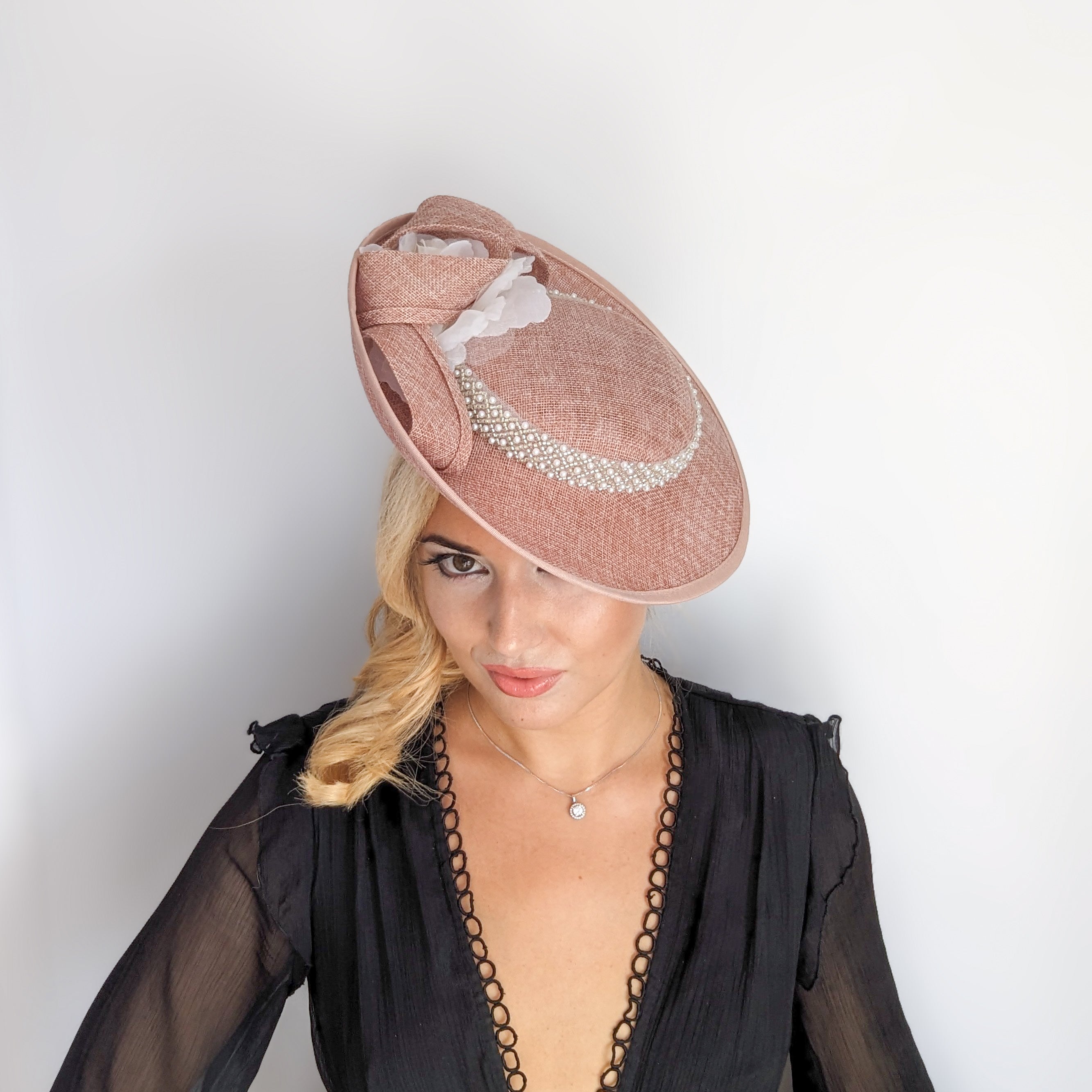 Cappello fascinator disco con piattino grande rosa cipria Cappello fascinator disco con piattino grande rosa cipria