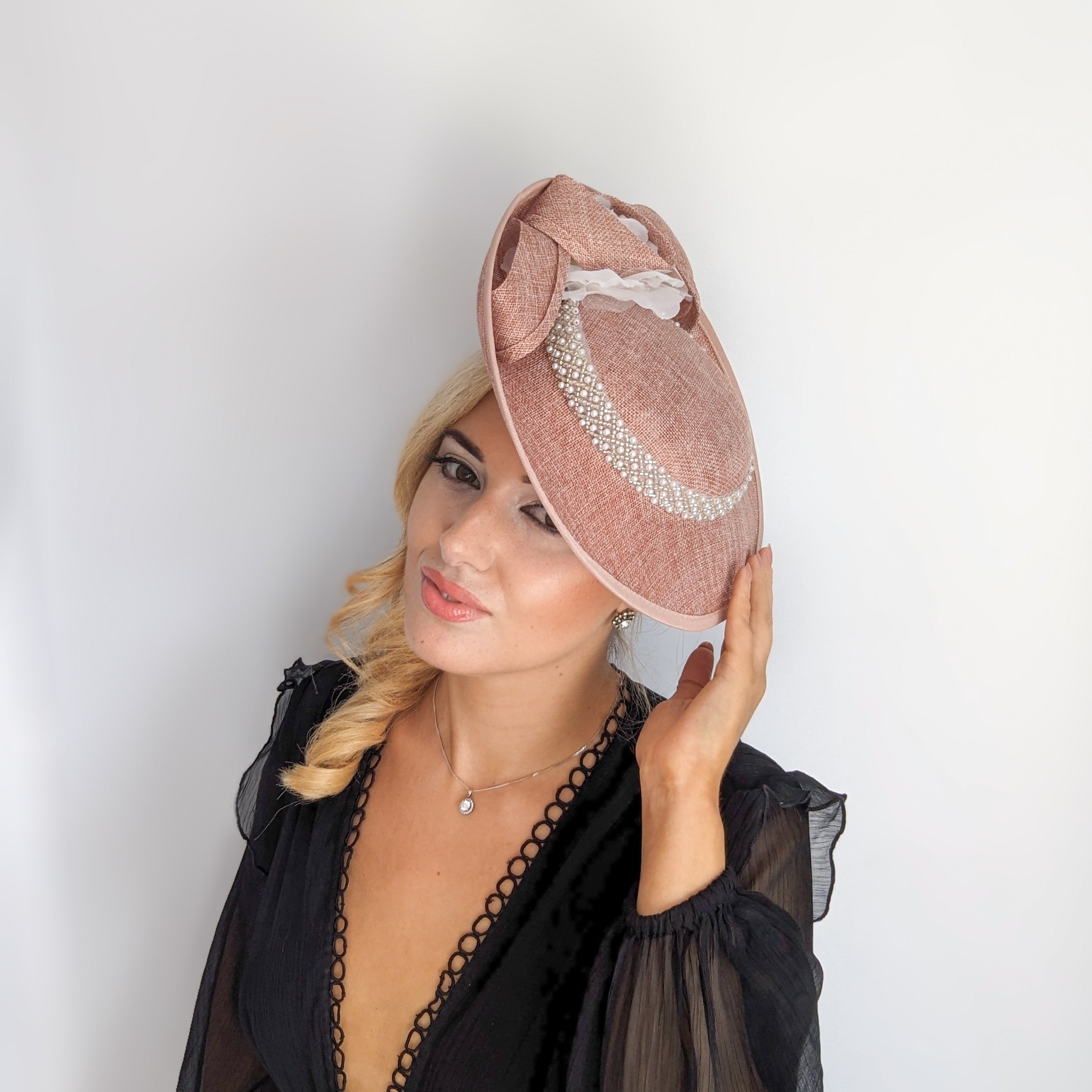 Cappello fascinator disco con piattino grande rosa cipria Cappello fascinator disco con piattino grande rosa cipria