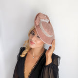 Cappello fascinator disco con piattino grande rosa cipria Cappello fascinator disco con piattino grande rosa cipria