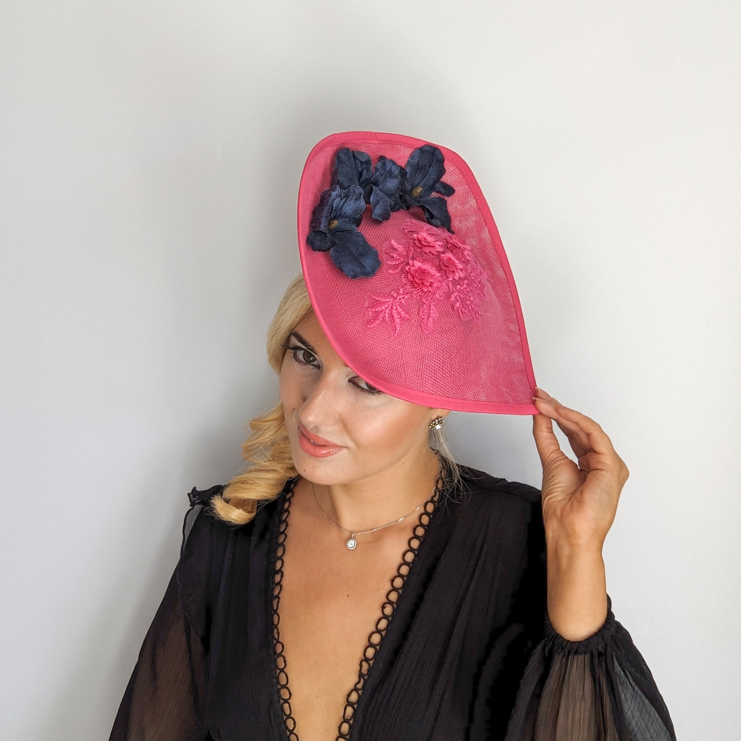 Cappello fucsia a forma di fiore grande a goccia Cappello fucsia a forma di fiore grande a goccia