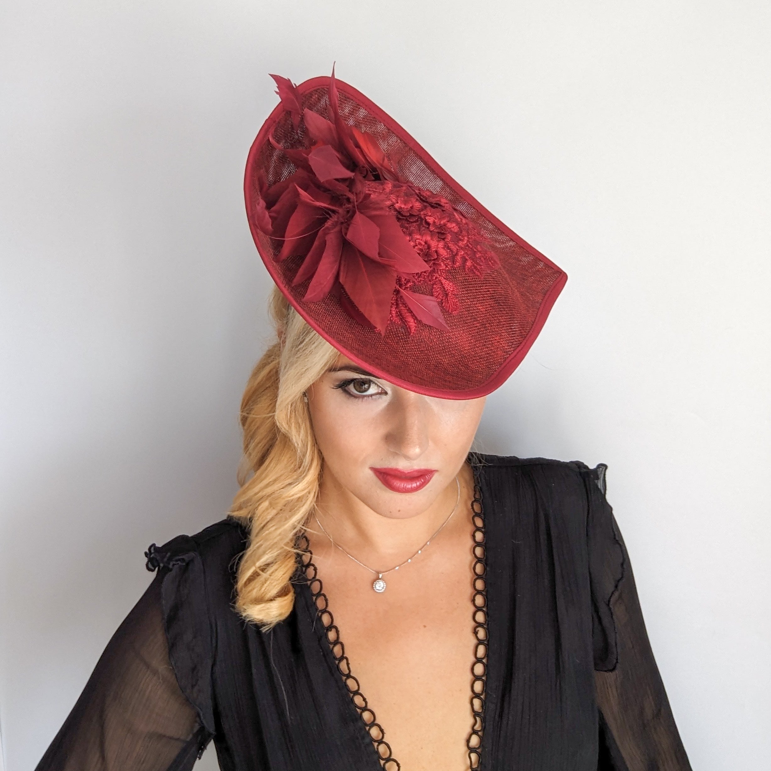 Cappello fascinator con piume a goccia grande bordeaux Cappello fascinator con piume a goccia grande bordeaux