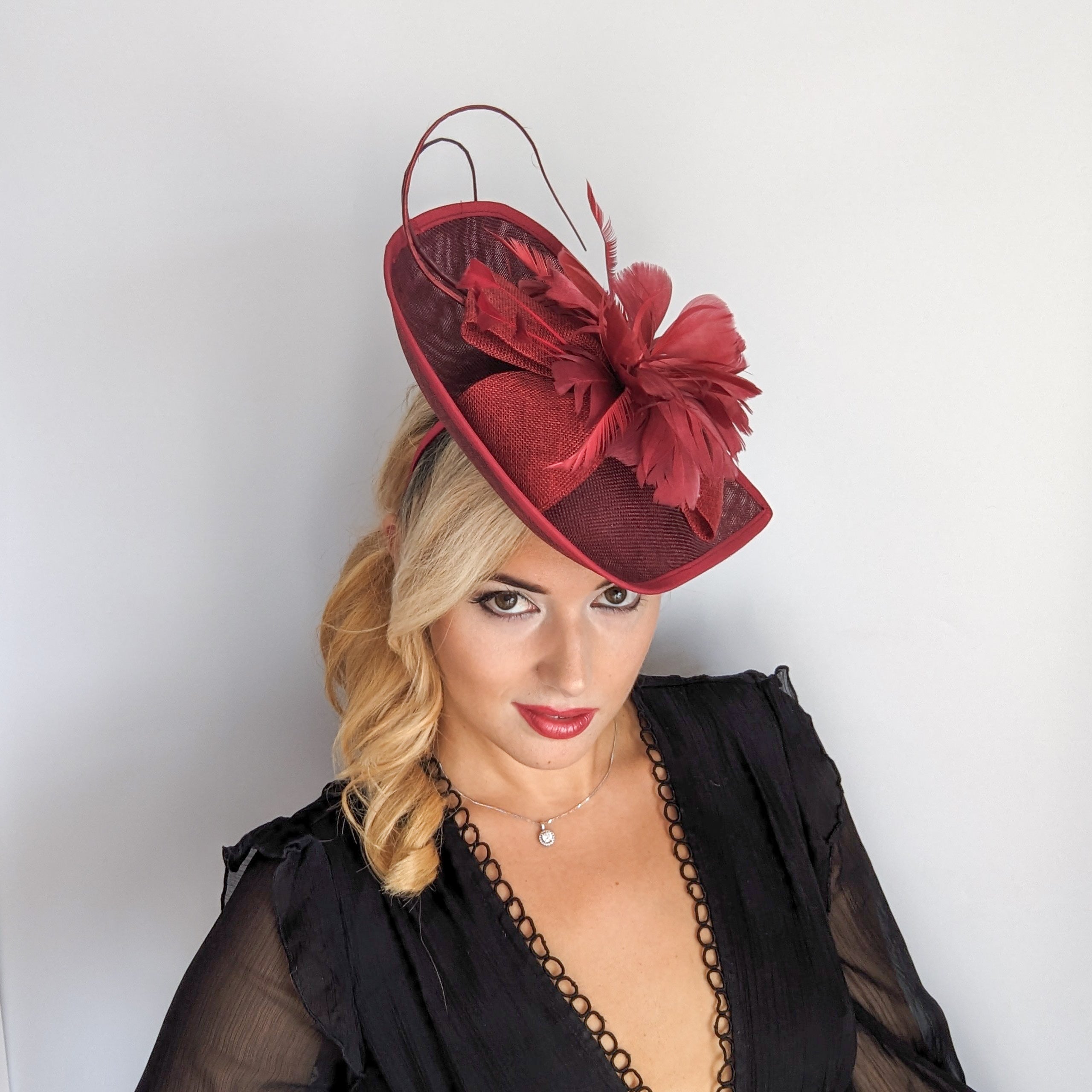 Cappello fascinator con piume a goccia grande bordeaux Cappello fascinator con piume a goccia grande bordeaux