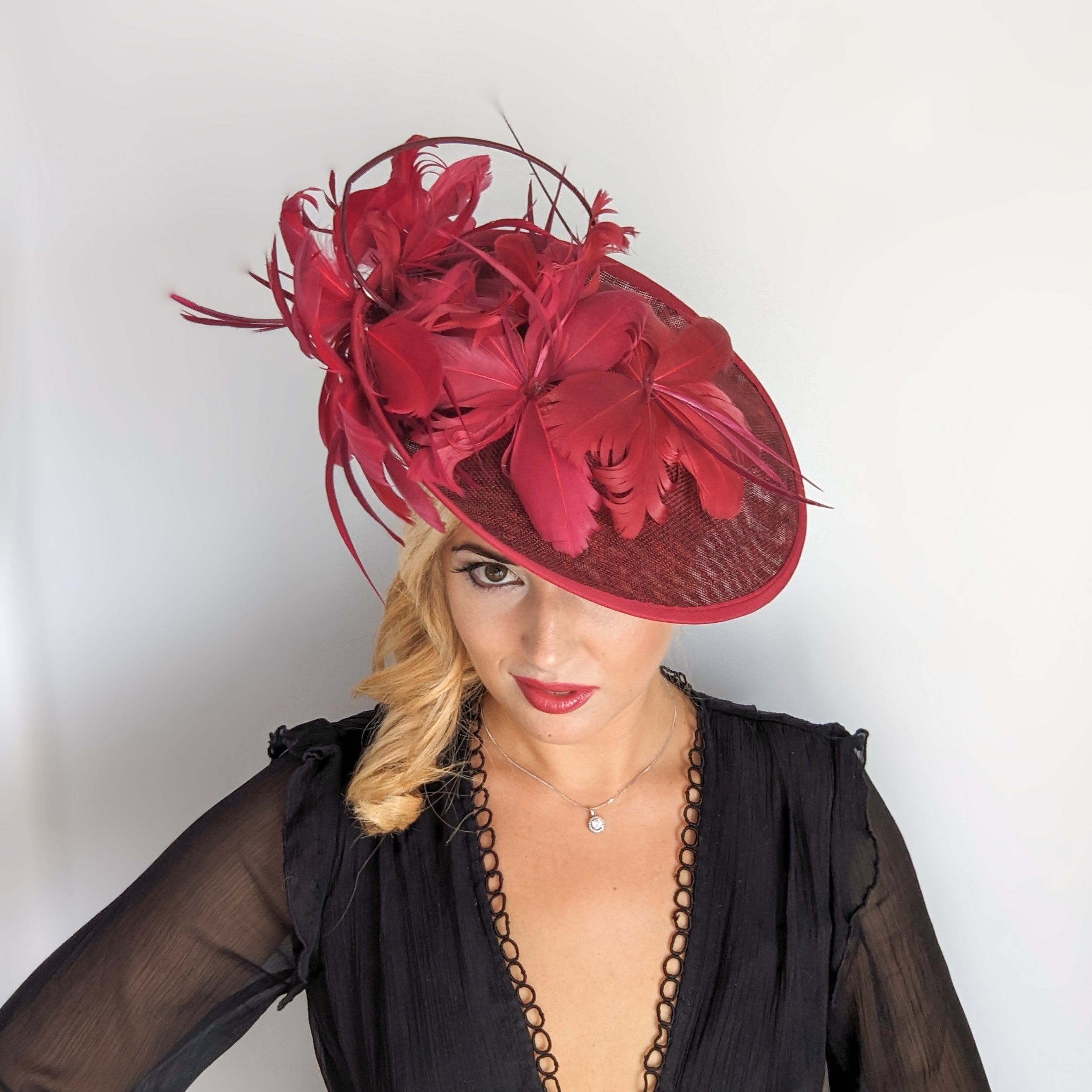 Cappello fascinator disco piatto grande in piuma grigia Cappello fascinator disco piatto grande in piuma grigia