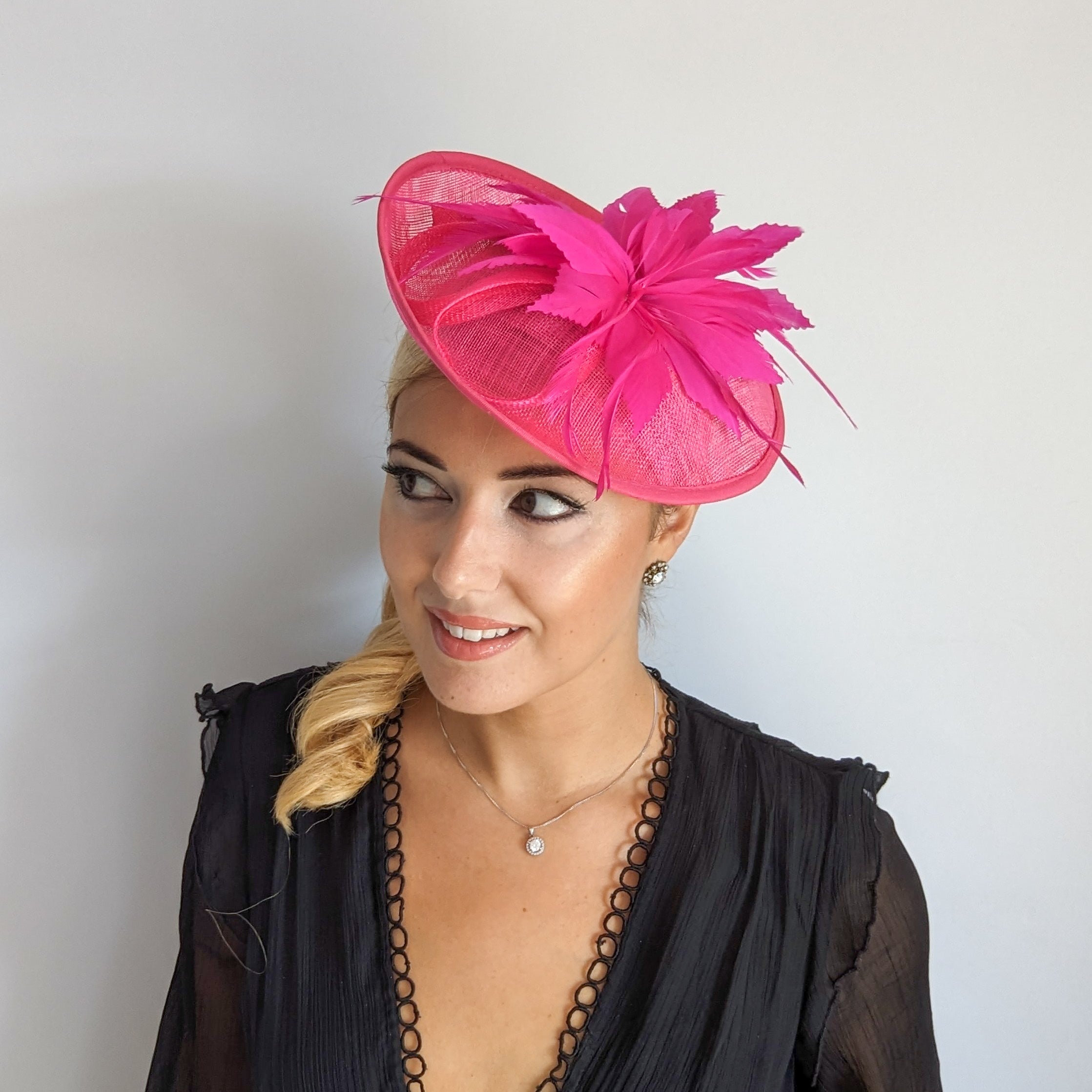 Cappello fascinator con disco di piume rosa fucsia Cappello fascinator con disco di piume rosa fucsia