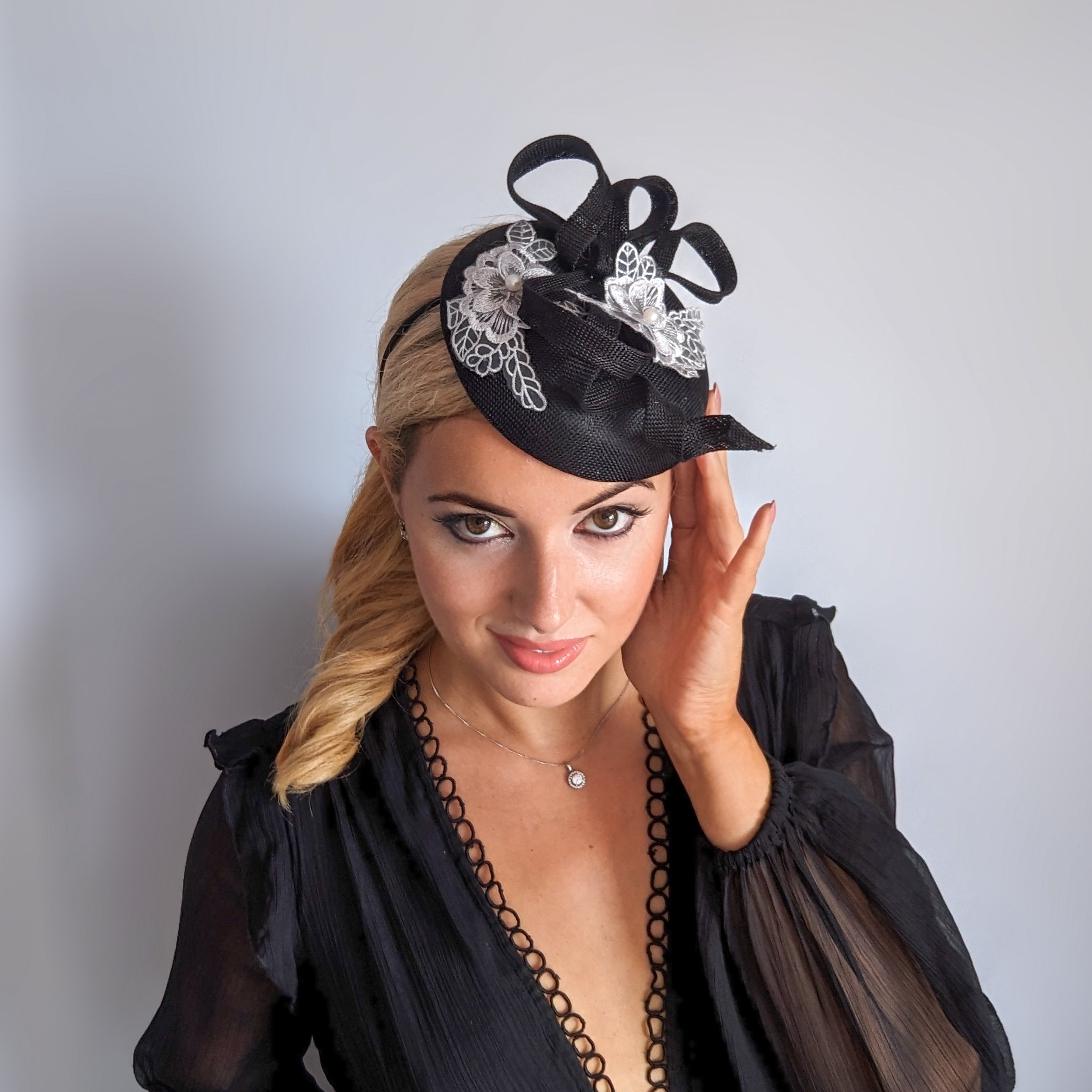 Cappello fascinator in pizzo a fiori grigio nero Cappello fascinator in pizzo a fiori grigio nero