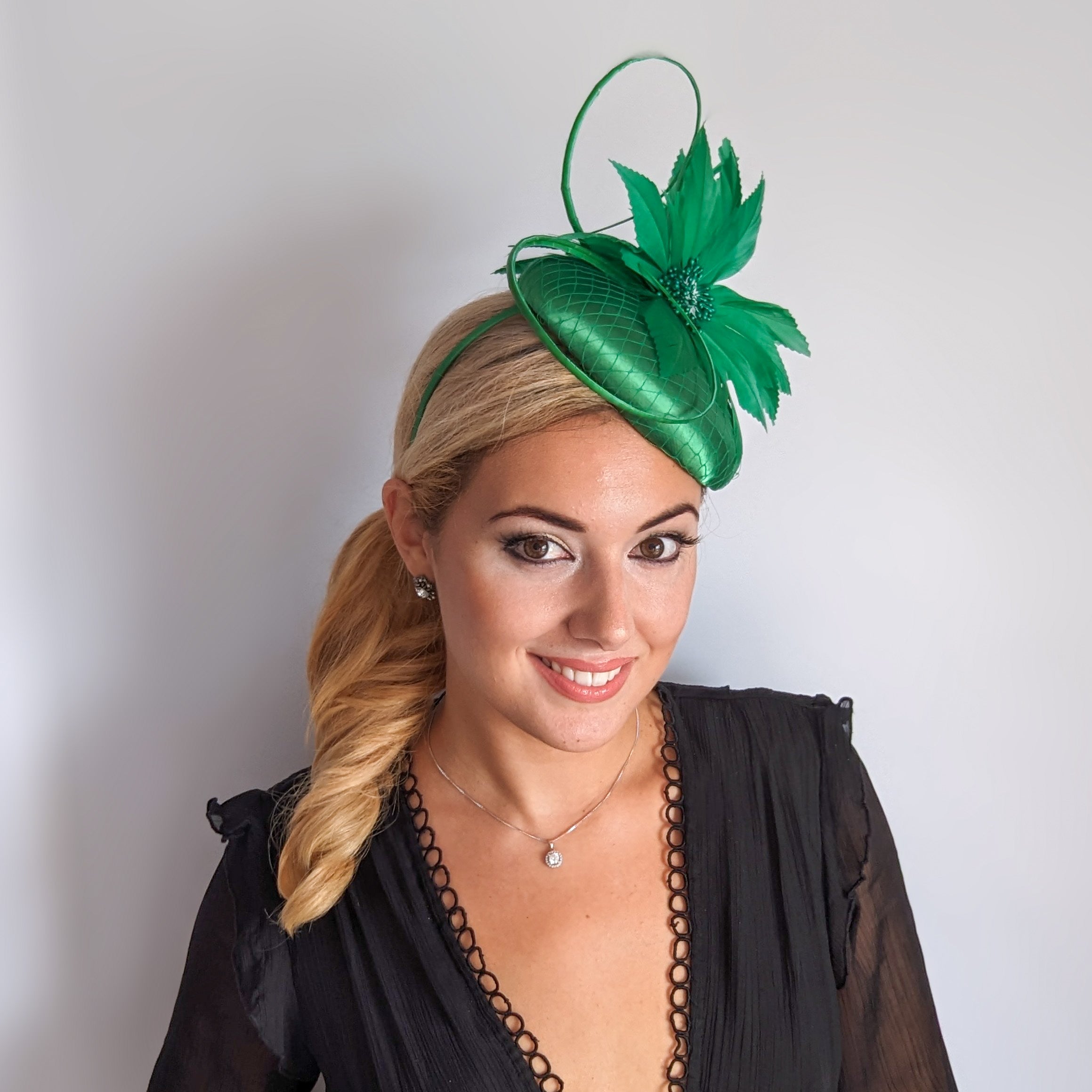 Cappello fascinator in raso di pizzo con piume blu navy Cappello fascinator in raso di pizzo con piume blu navy