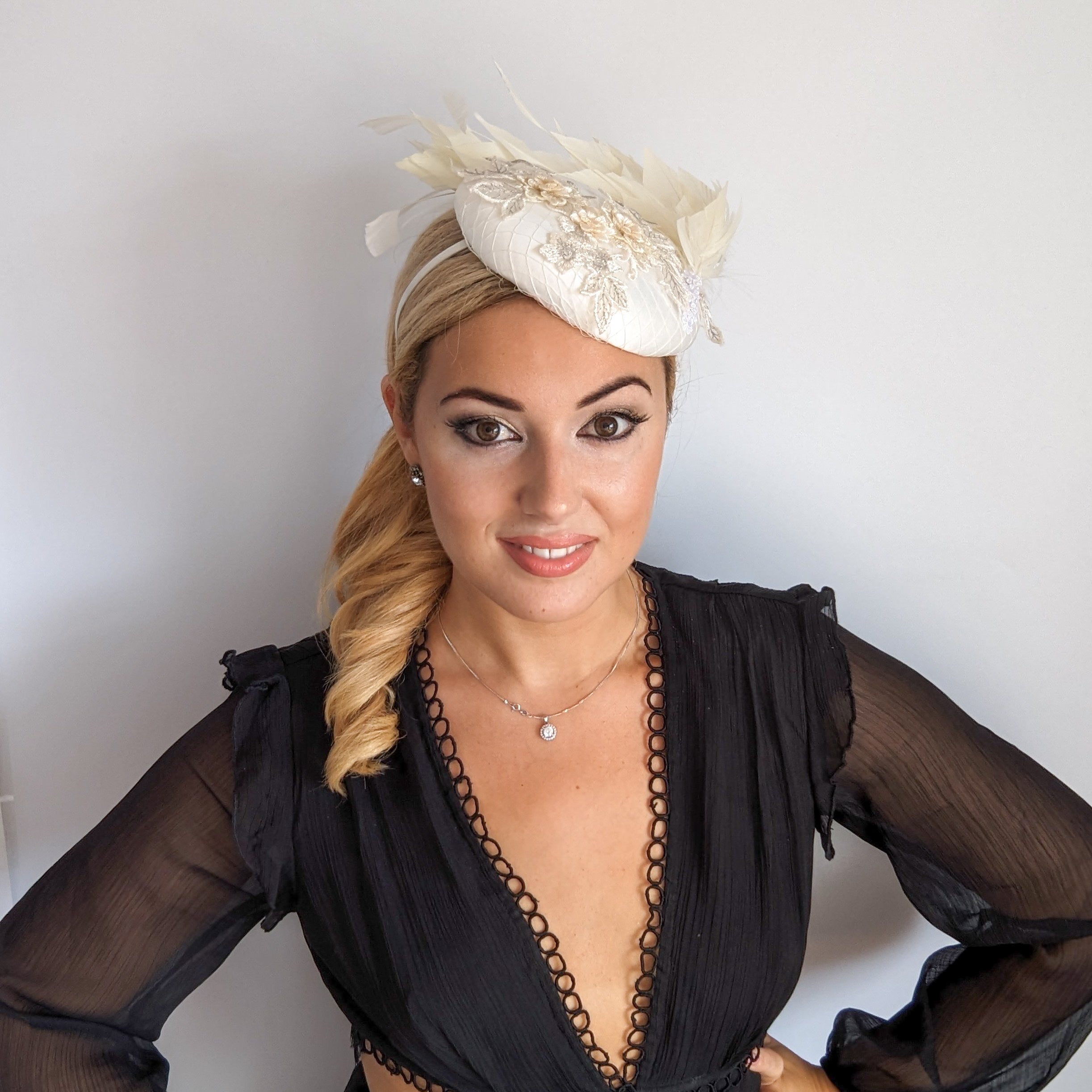 Cream feather lace satin fascinator hat Cream feather lace satin fascinator hat