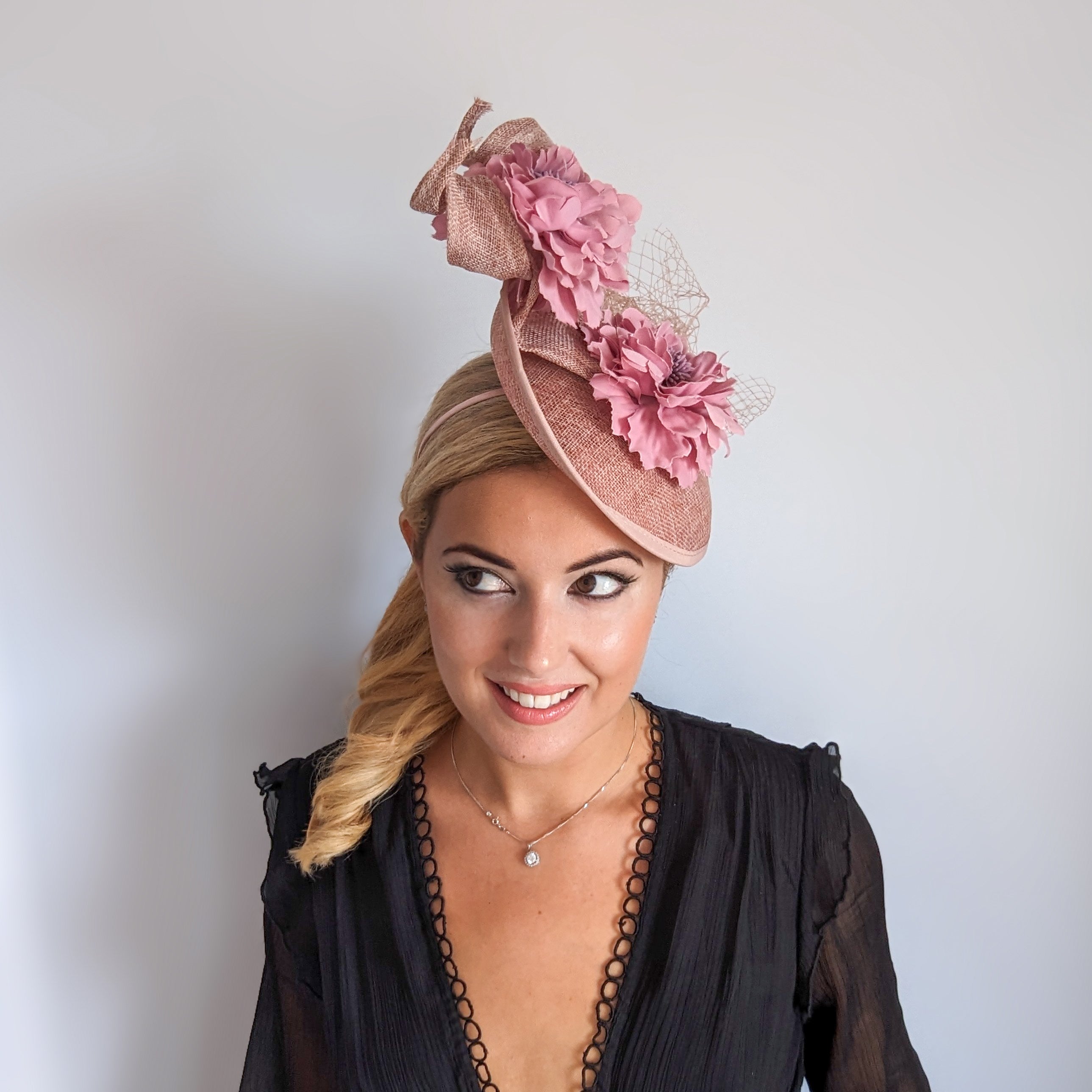 Cappello con piattino a forma di fiore rosa cipria Cappello con piattino a forma di fiore rosa cipria