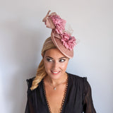 Cappello con piattino a forma di fiore rosa cipria Cappello con piattino a forma di fiore rosa cipria