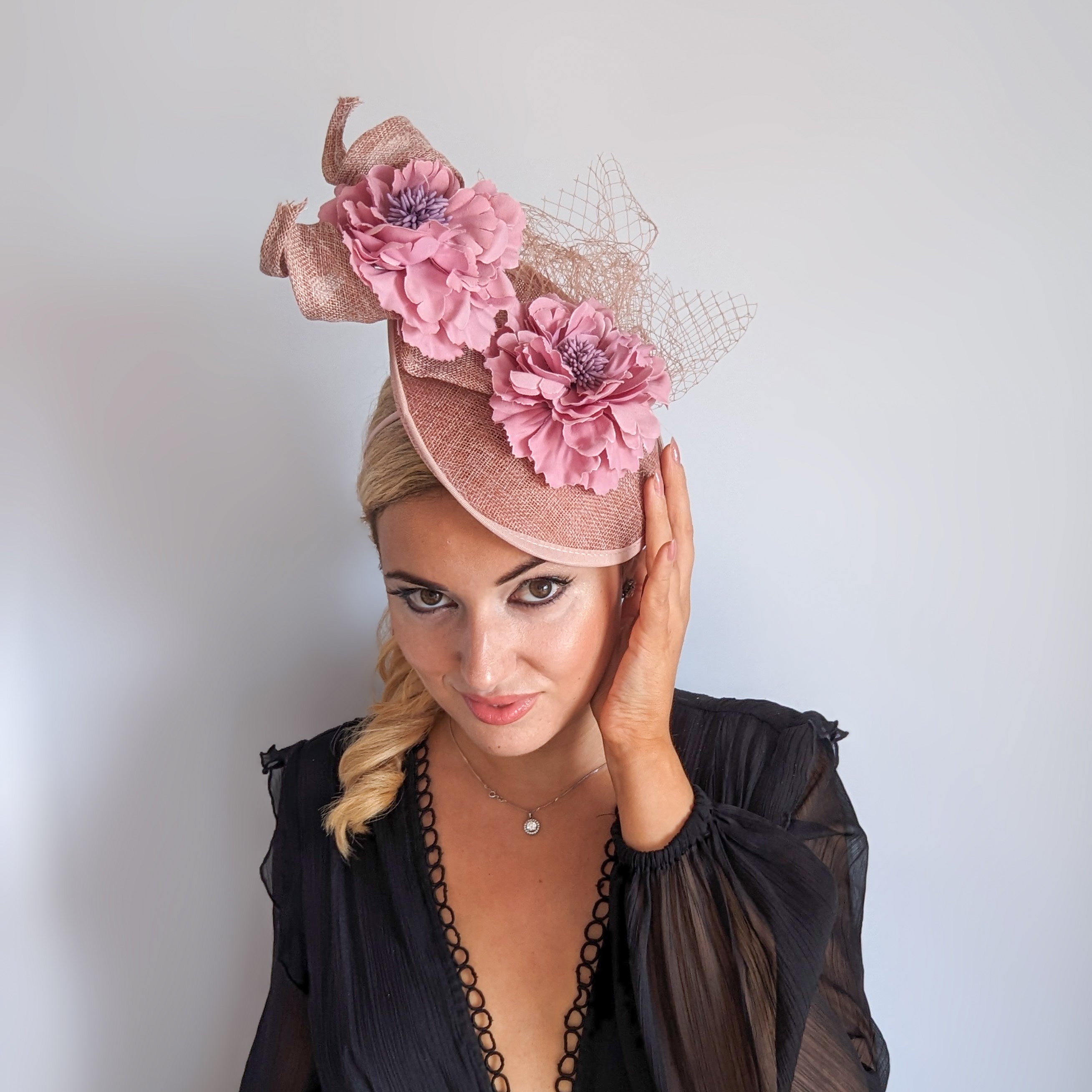 Cappello con piattino a forma di fiore rosa cipria Cappello con piattino a forma di fiore rosa cipria