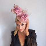 Cappello con piattino a forma di fiore rosa cipria Cappello con piattino a forma di fiore rosa cipria