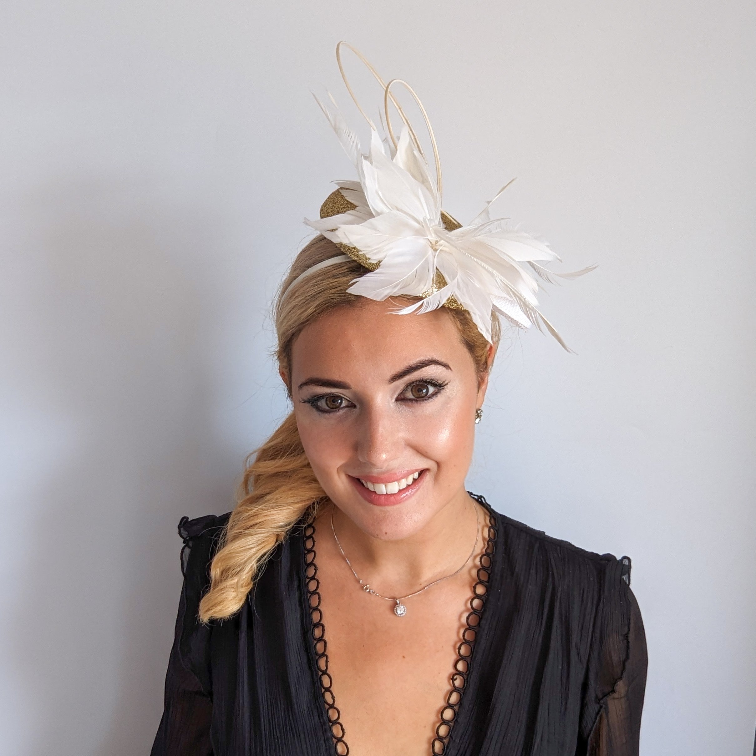 Gold glitter feather fascinator hat Gold glitter feather fascinator hat