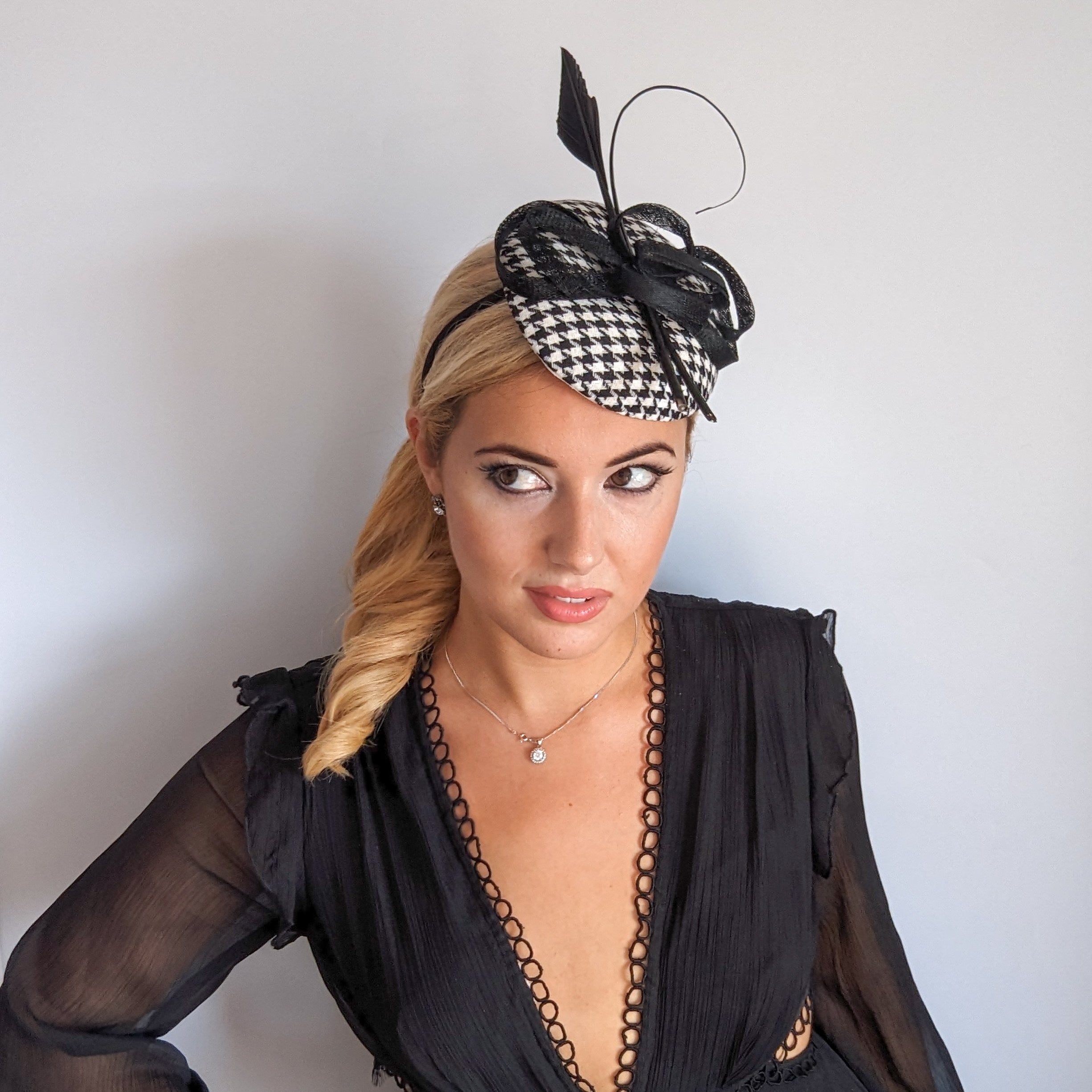 Cappello fascinator in piuma pied de poule bianco e nero Cappello fascinator in piuma pied de poule bianco e nero