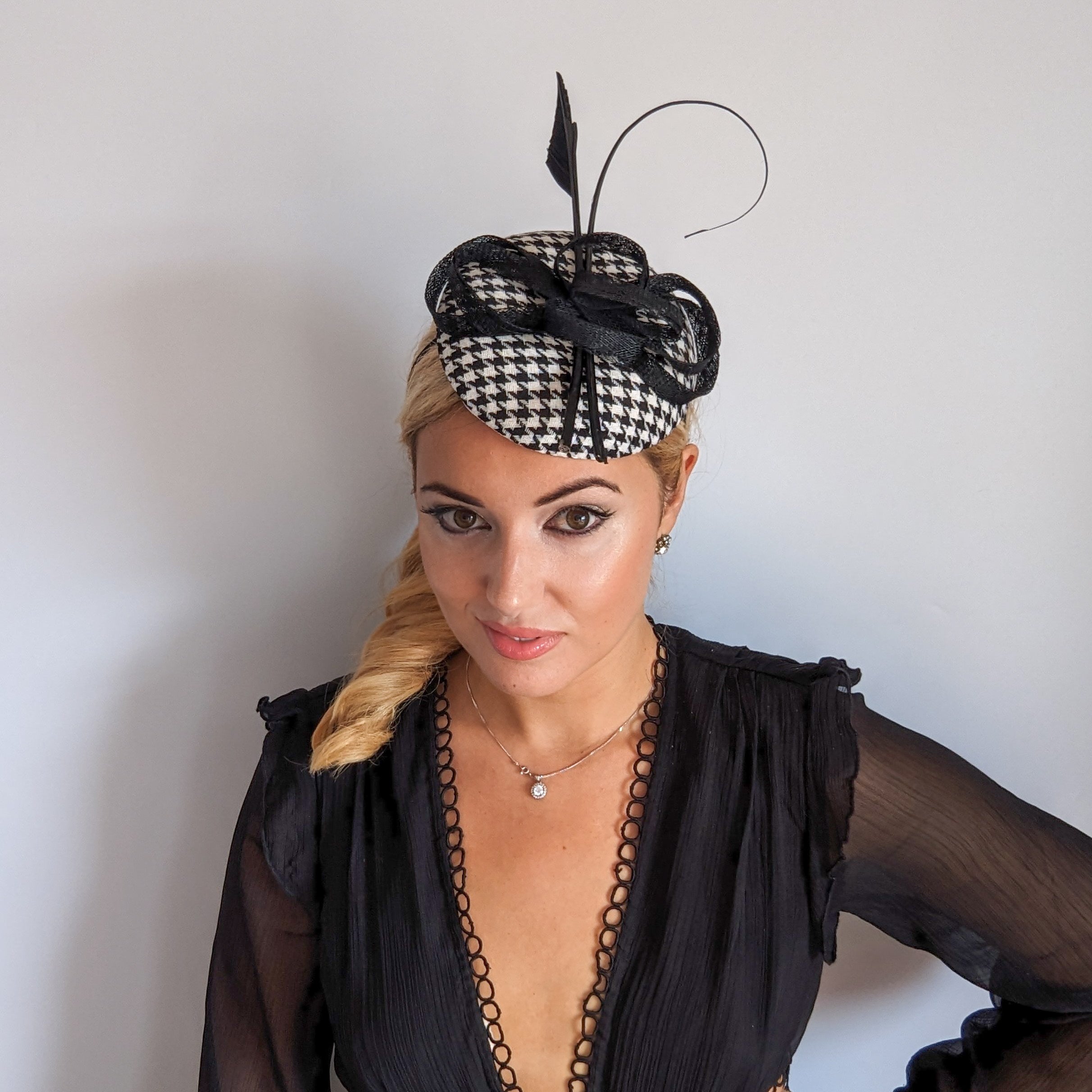 Cappello fascinator in piuma pied de poule bianco e nero Cappello fascinator in piuma pied de poule bianco e nero