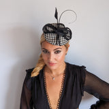 Cappello fascinator in piuma pied de poule bianco e nero Cappello fascinator in piuma pied de poule bianco e nero