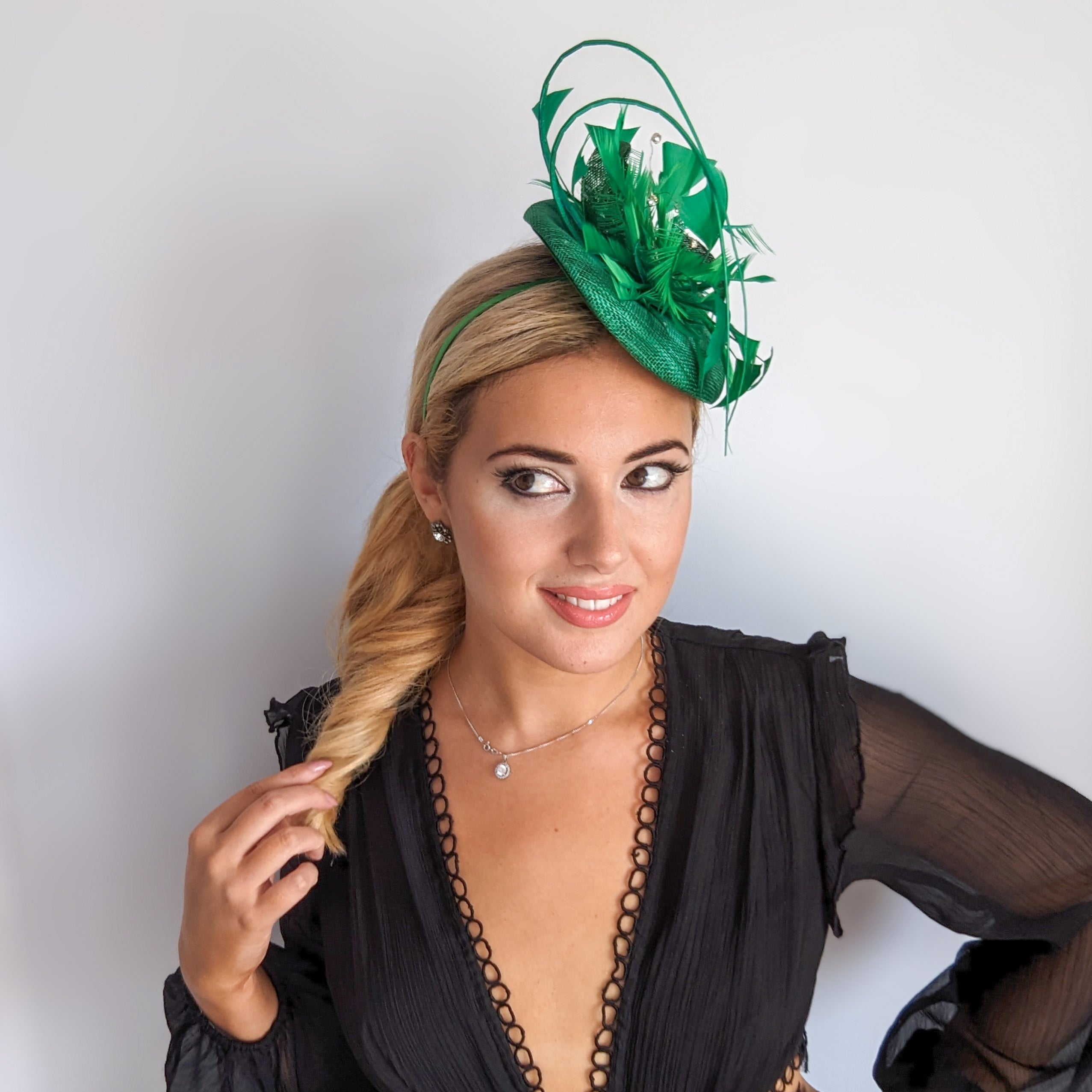 Cappello fascinator con piume di cristallo verde Cappello fascinator con piume di cristallo verde