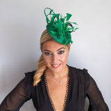 Cappello fascinator con piume di cristallo verde Cappello fascinator con piume di cristallo verde