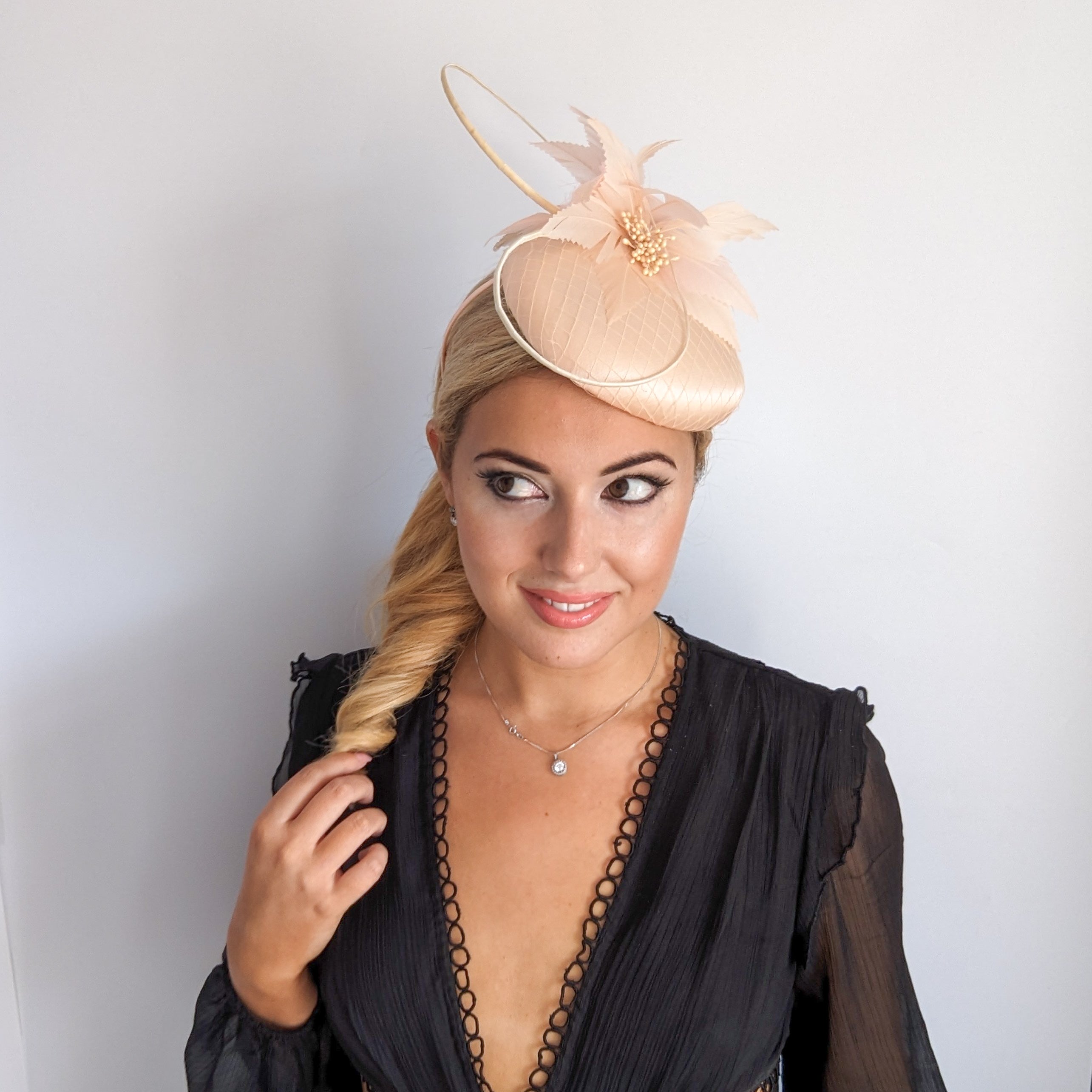 Cappello fascinator in raso di pizzo con piume blu navy Cappello fascinator in raso di pizzo con piume blu navy