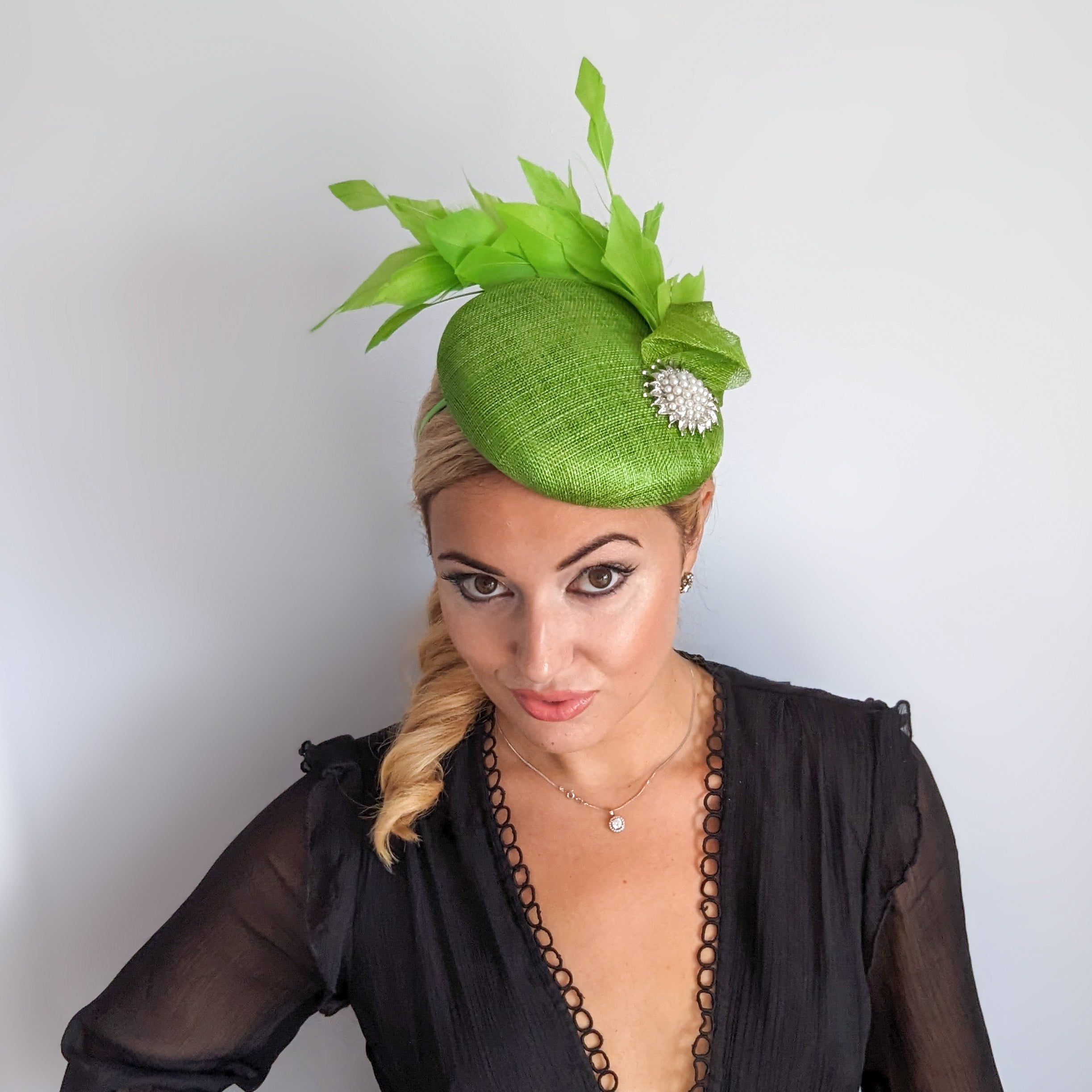 Cappello fascinator con perle di piume verde lime Cappello fascinator con perle di piume verde lime