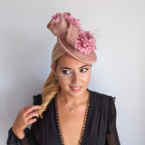 Cappello con piattino a forma di fiore rosa cipria Cappello con piattino a forma di fiore rosa cipria