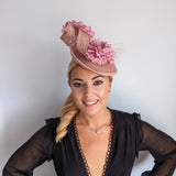 Cappello con piattino a forma di fiore rosa cipria Cappello con piattino a forma di fiore rosa cipria