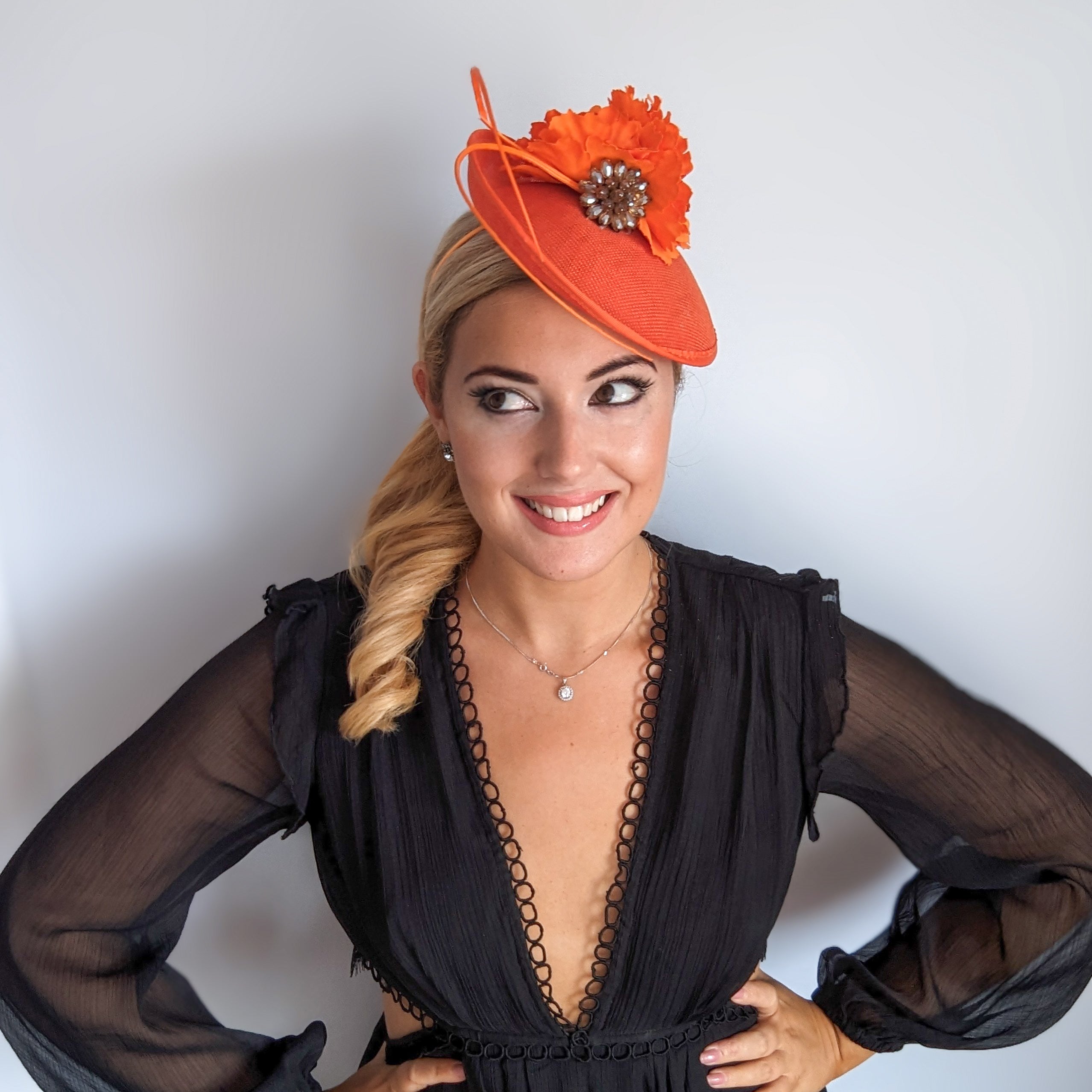 Cappello fascinator disco piattino con piume di fiori rosa cipria Cappello fascinator disco piattino con piume di fiori rosa cipria