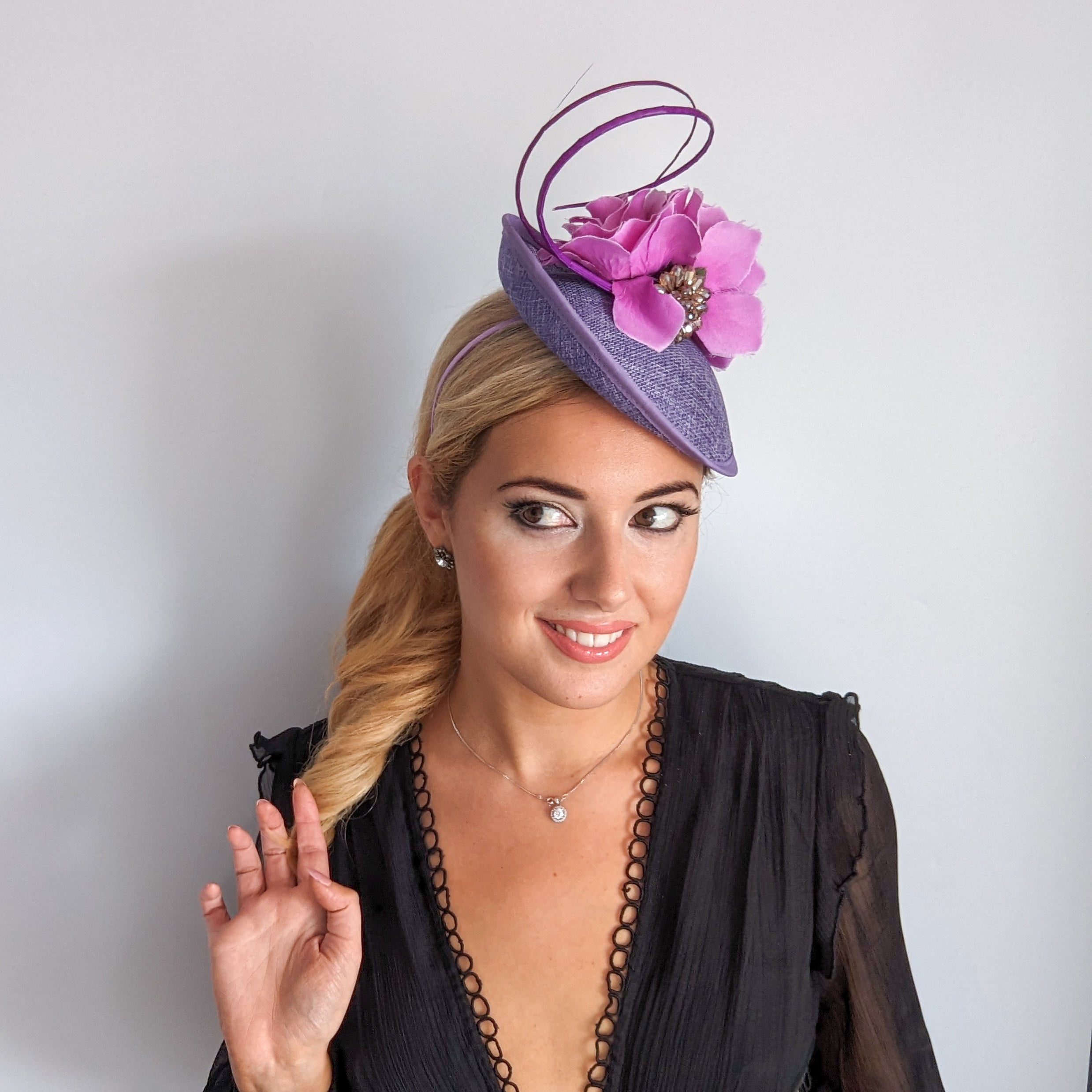 Cappello fascinator disco piattino con piume di fiori rosa cipria Cappello fascinator disco piattino con piume di fiori rosa cipria