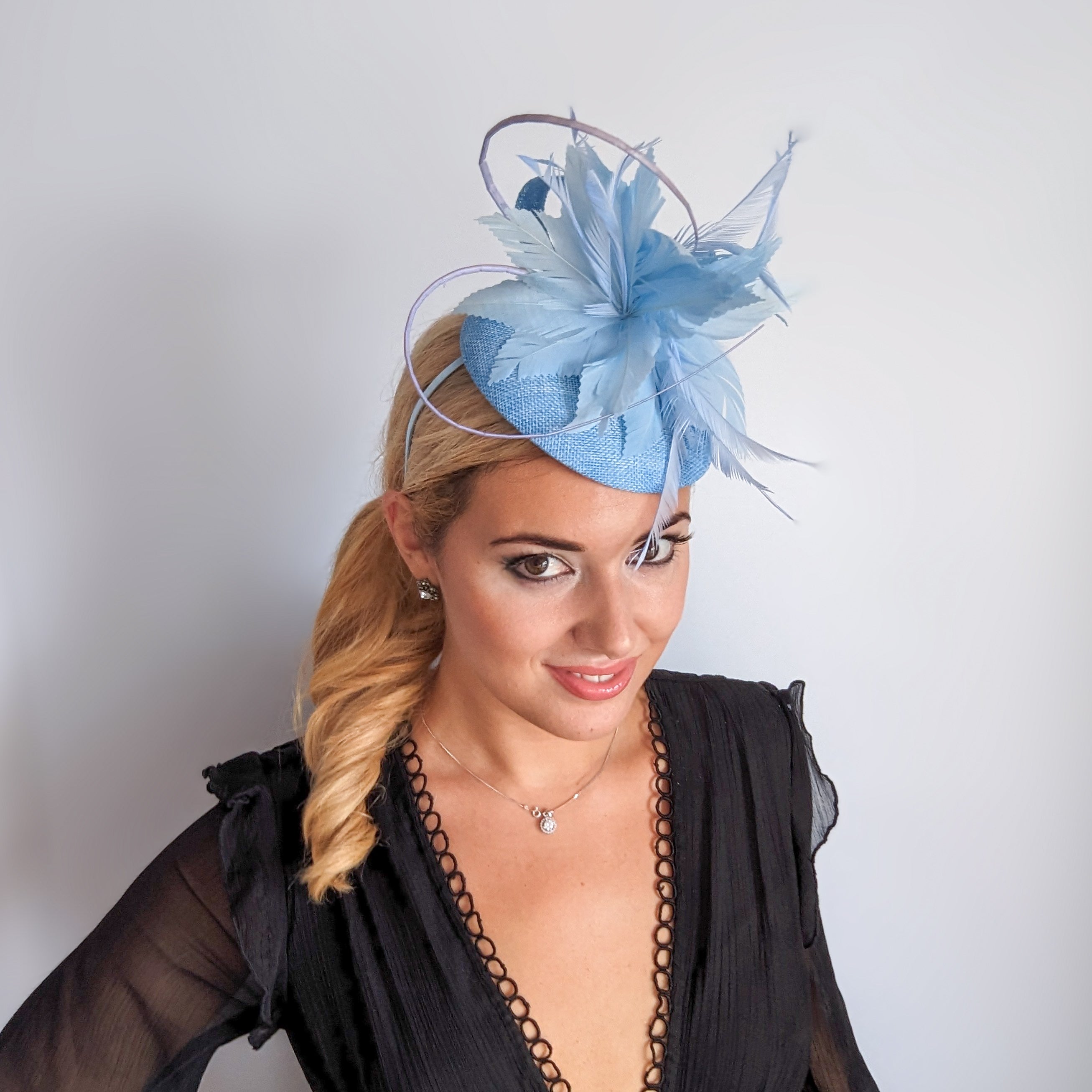 Light cornflower blue feather fascinator hat Light cornflower blue feather fascinator hat