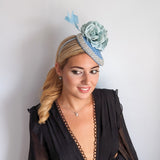 Cappello fascinator in raso di pizzo con piume blu navy Cappello fascinator in raso di pizzo con piume blu navy