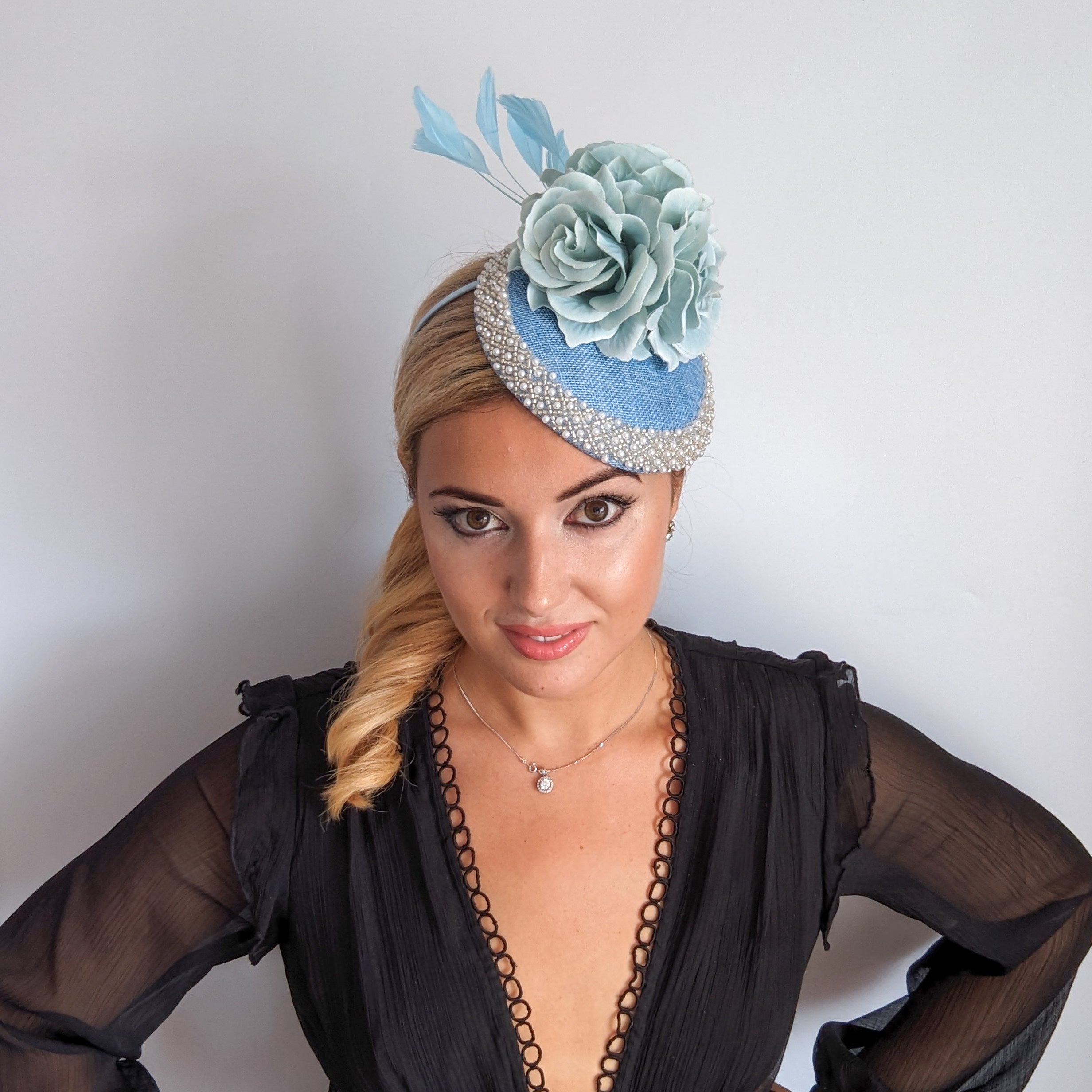 Cappello fascinator in raso di pizzo con piume blu navy Cappello fascinator in raso di pizzo con piume blu navy