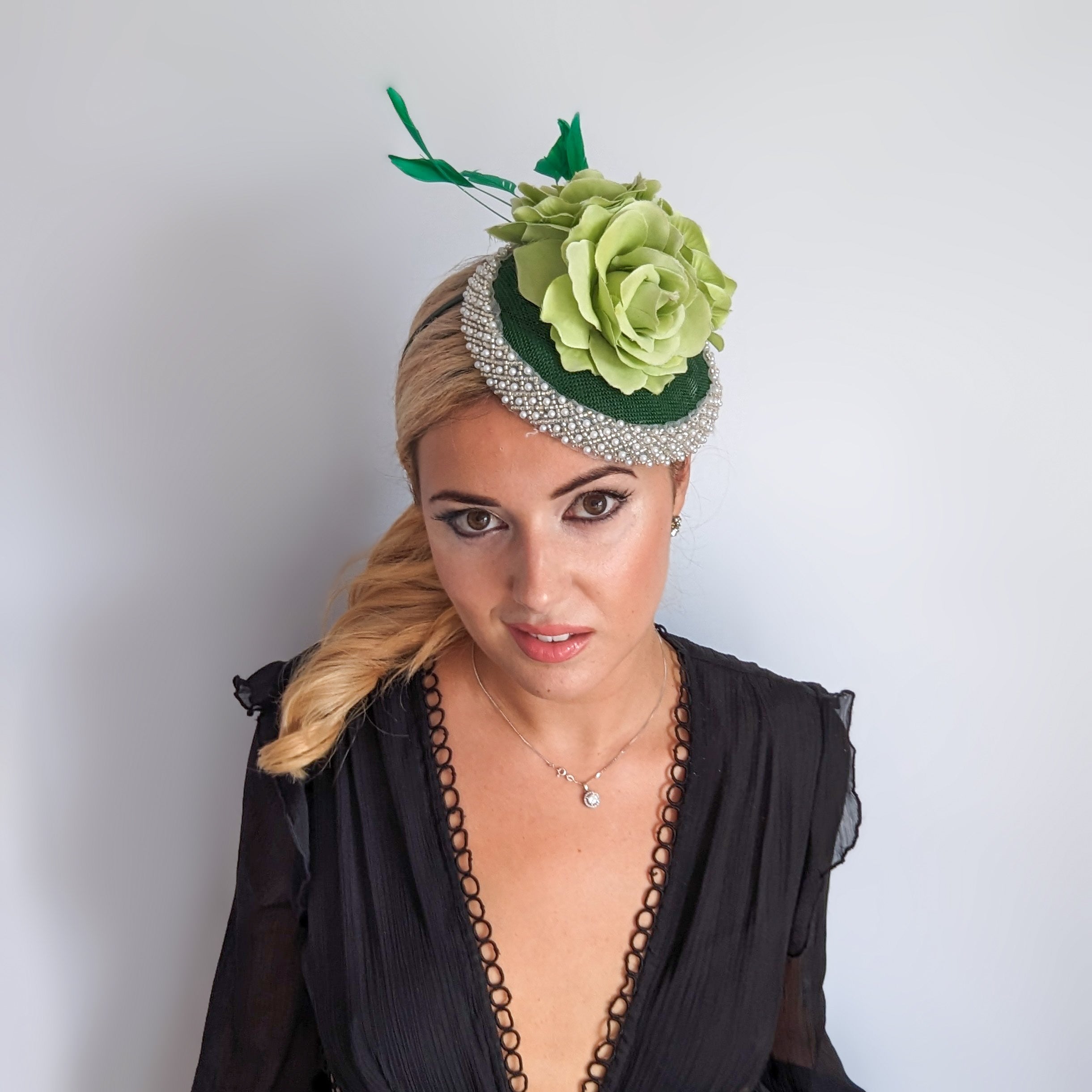 Cappello fascinator in raso di pizzo con piume blu navy Cappello fascinator in raso di pizzo con piume blu navy