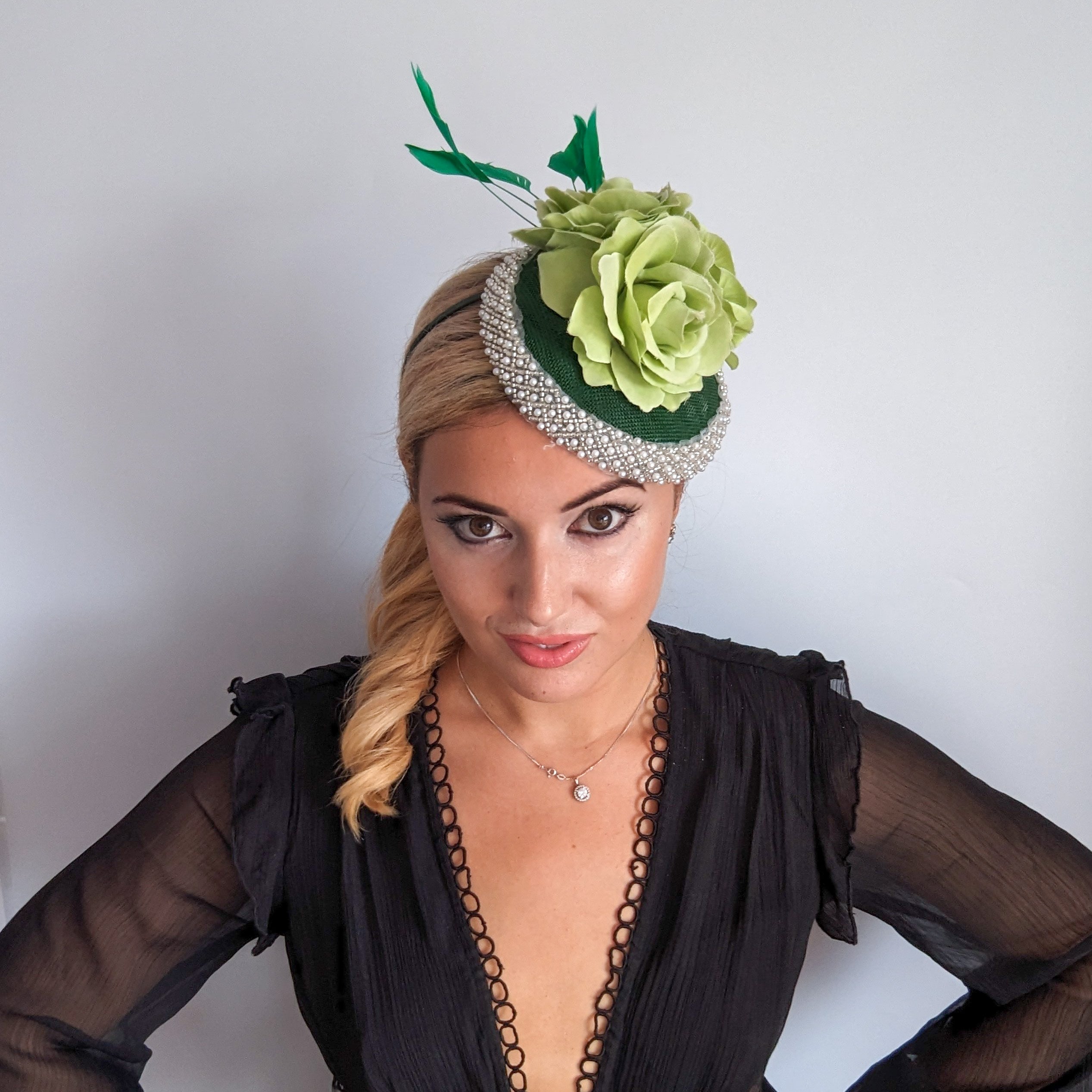 Cappello fascinator in raso di pizzo con piume blu navy Cappello fascinator in raso di pizzo con piume blu navy