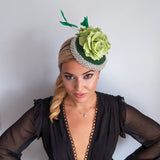 Cappello fascinator in raso di pizzo con piume blu navy Cappello fascinator in raso di pizzo con piume blu navy