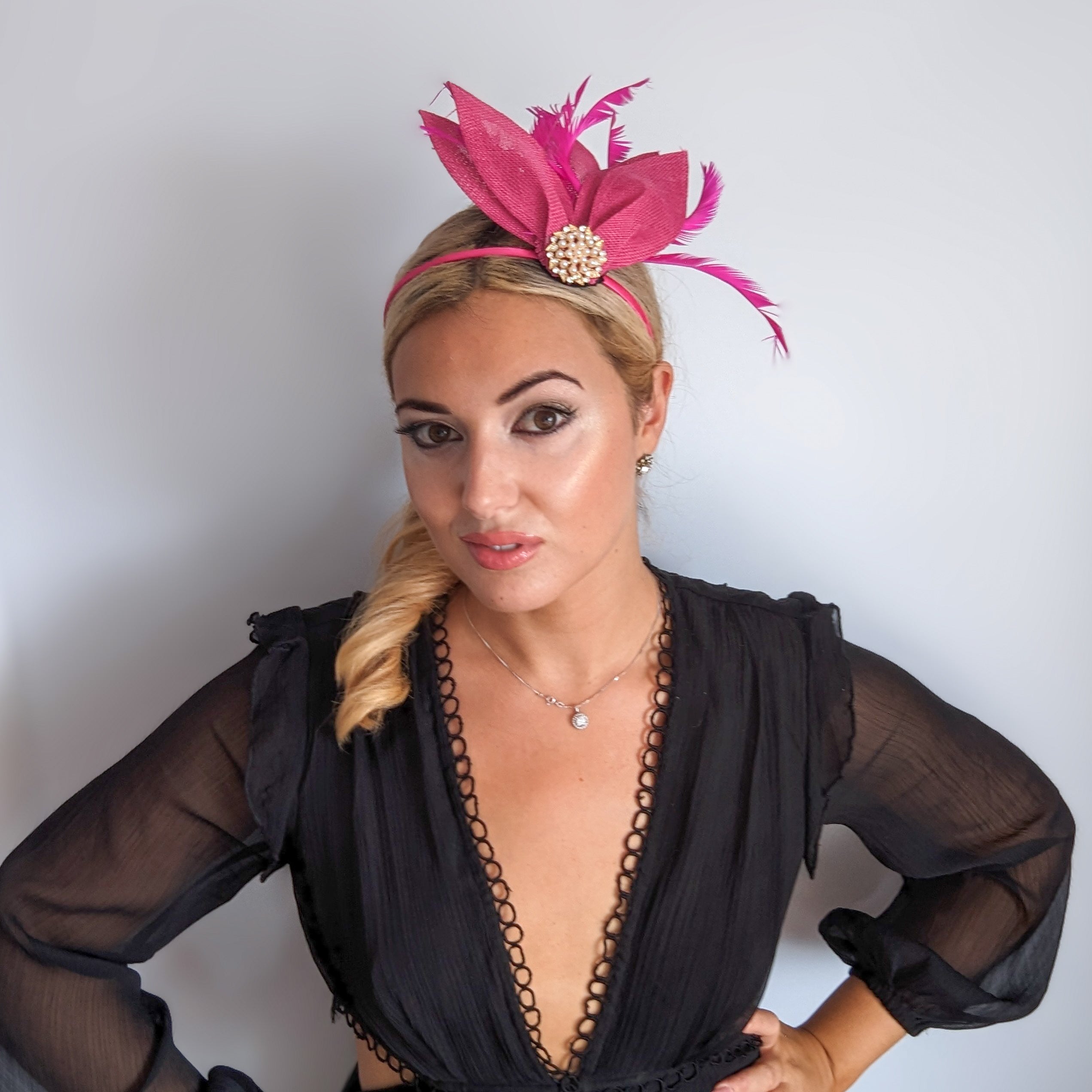 Cappello fascinator a ventaglio di petali di piume rosa cipria Cappello fascinator a ventaglio di petali di piume rosa cipria