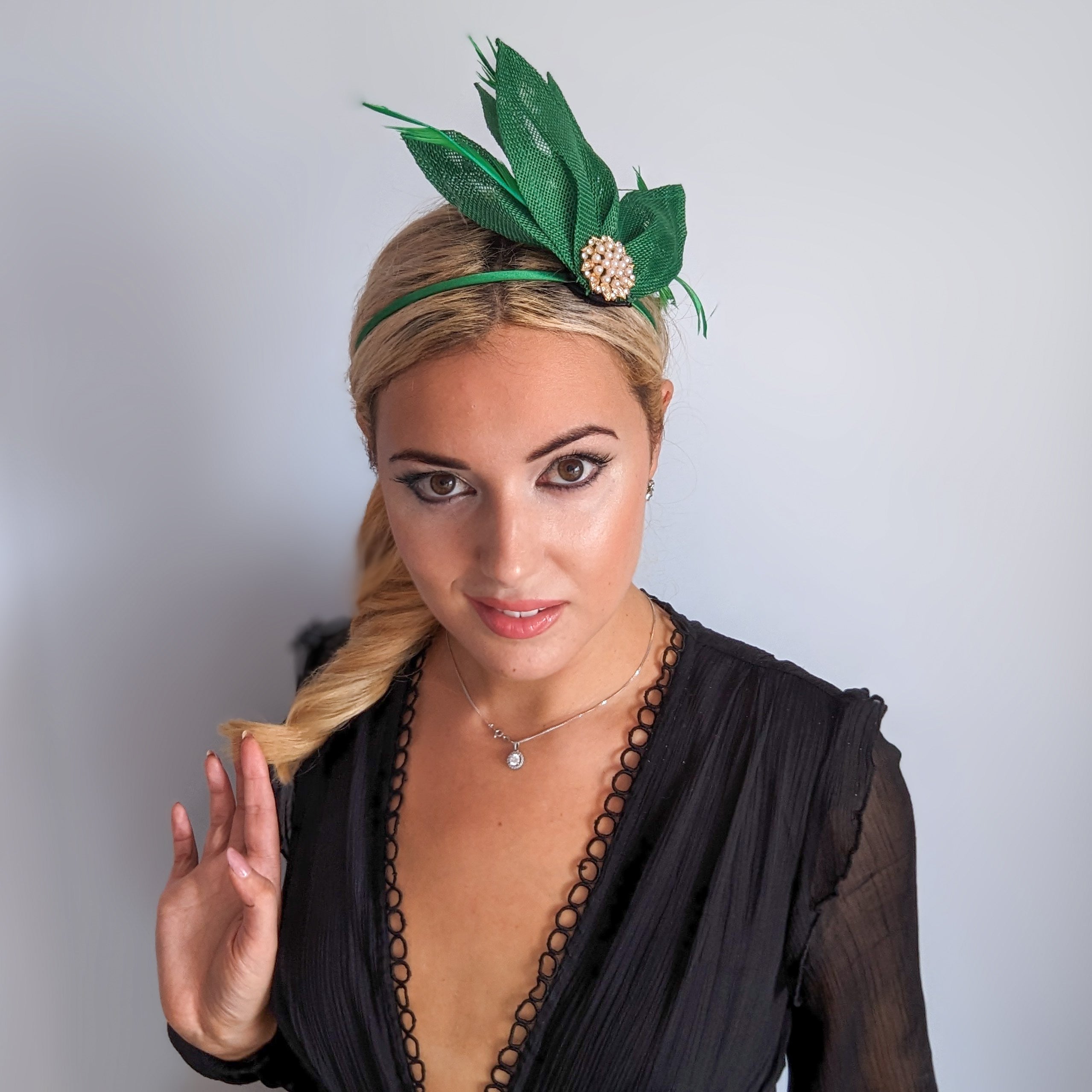 Cappello fascinator a ventaglio di petali di piume rosa cipria Cappello fascinator a ventaglio di petali di piume rosa cipria