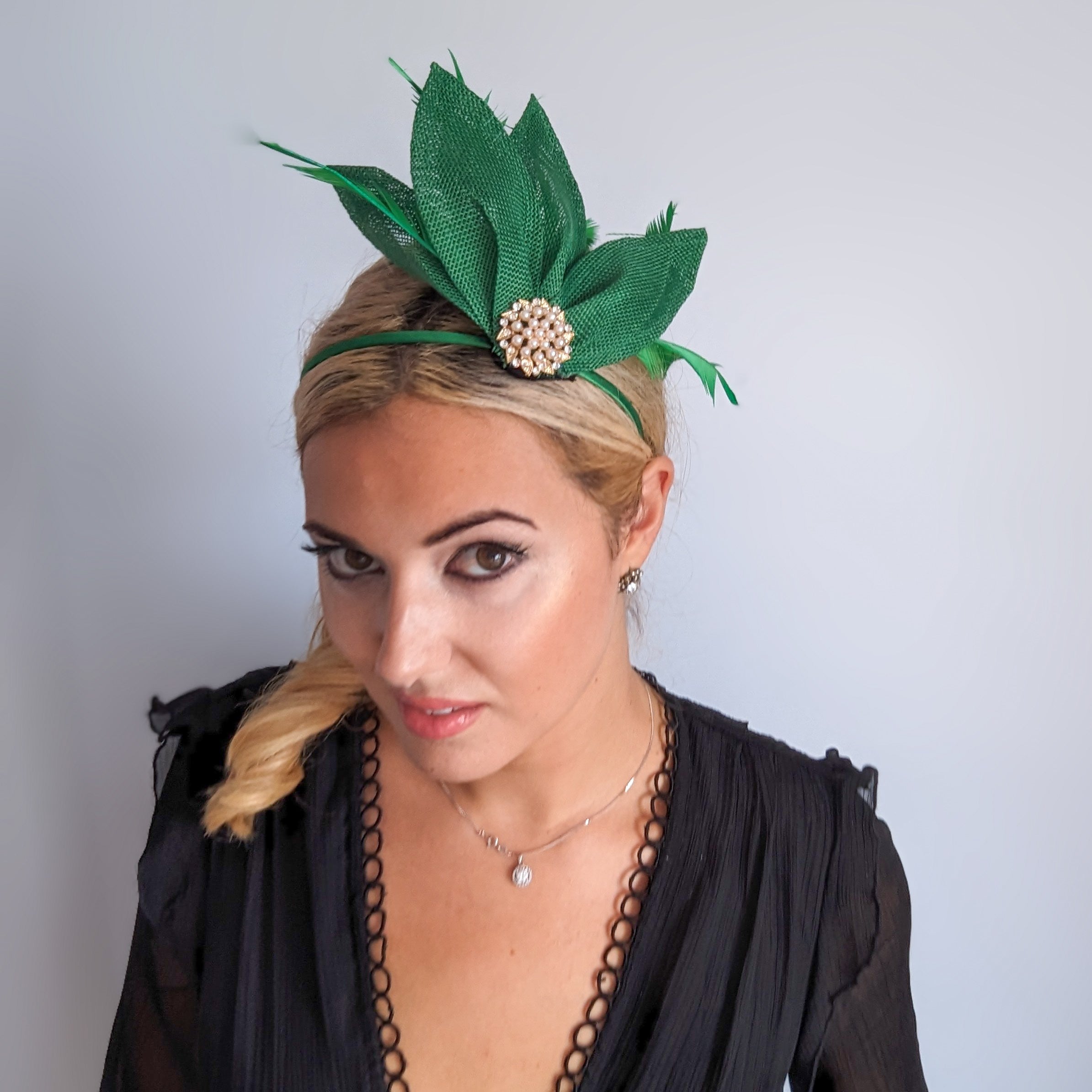 Cappello fascinator a ventaglio di petali di piume rosa cipria Cappello fascinator a ventaglio di petali di piume rosa cipria