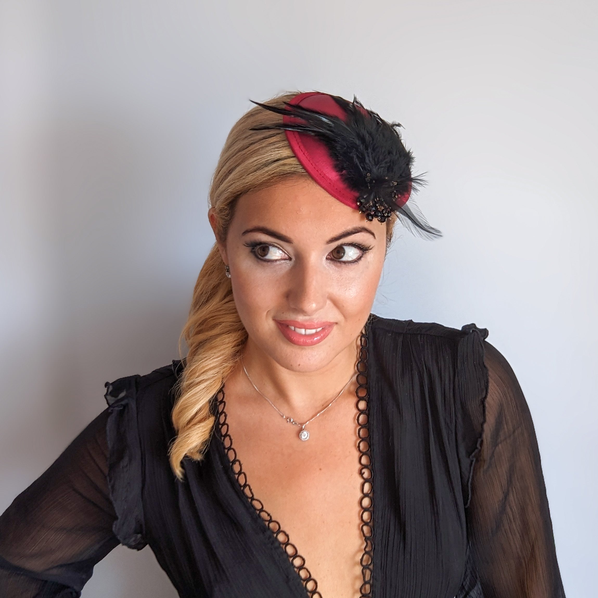 Cappello fascinator in raso di piume di cristallo rosso nero Cappello fascinator in raso di piume di cristallo rosso nero