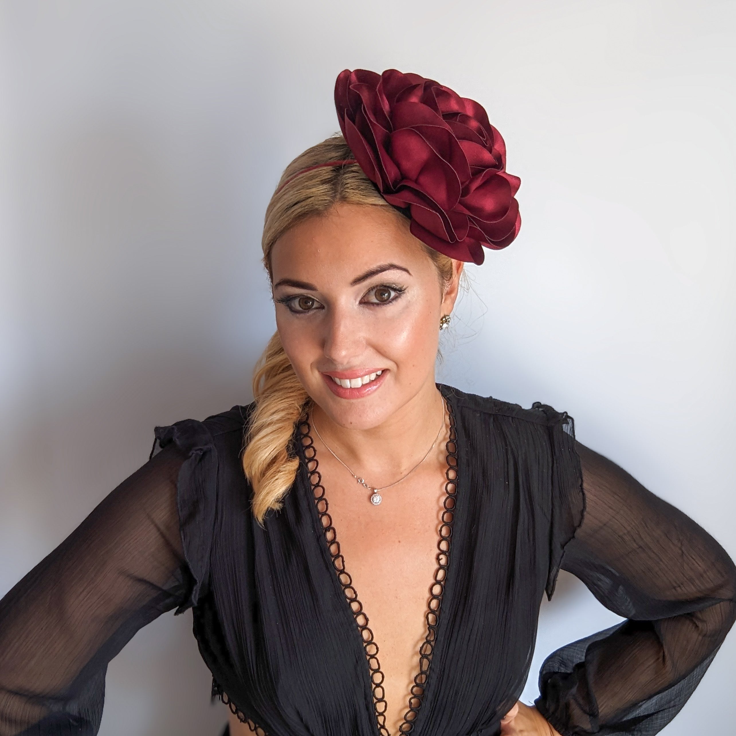 Cappello grande fascinator rosa satinato bordeaux Cappello grande fascinator rosa satinato bordeaux