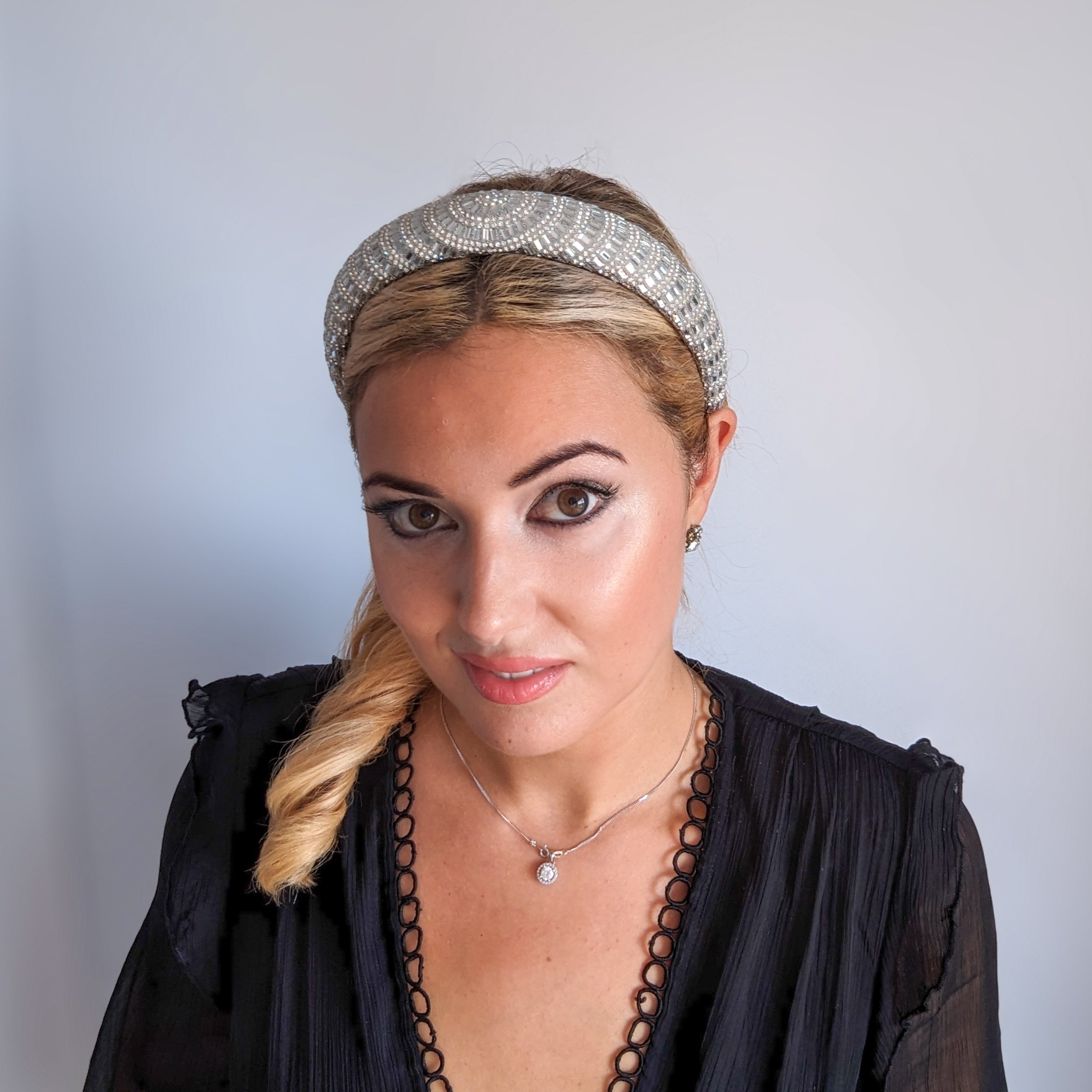 Cappello fascinator di piume di cristallo blu fiordaliso Cappello fascinator di piume di cristallo blu fiordaliso