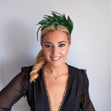 Cappello fascinator di piume di cristallo blu fiordaliso Cappello fascinator di piume di cristallo blu fiordaliso